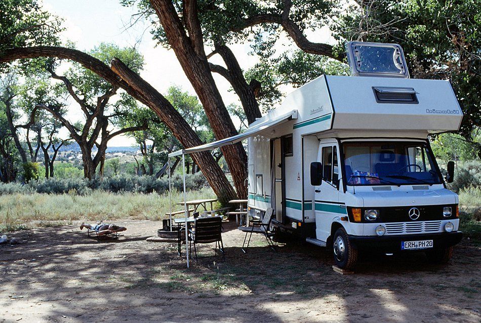 USA, Utah - Freies Camping am Highway 261 zwischen dem Monument Valley und den Natural Bridges. Dank großer Dachhaube, Markise und guter Isolierung ist auch das Campen in den heißen Halbwüsten des Südwestens kein Problem USA, Utah - Freies Camping am Highway 261 zwischen dem Monument Valley und den Natural Bridges. Dank großer Dachhaube, Markise und guter Isolierung ist auch das Campen in den heißen Halbwüsten des Südwestens kein Problem