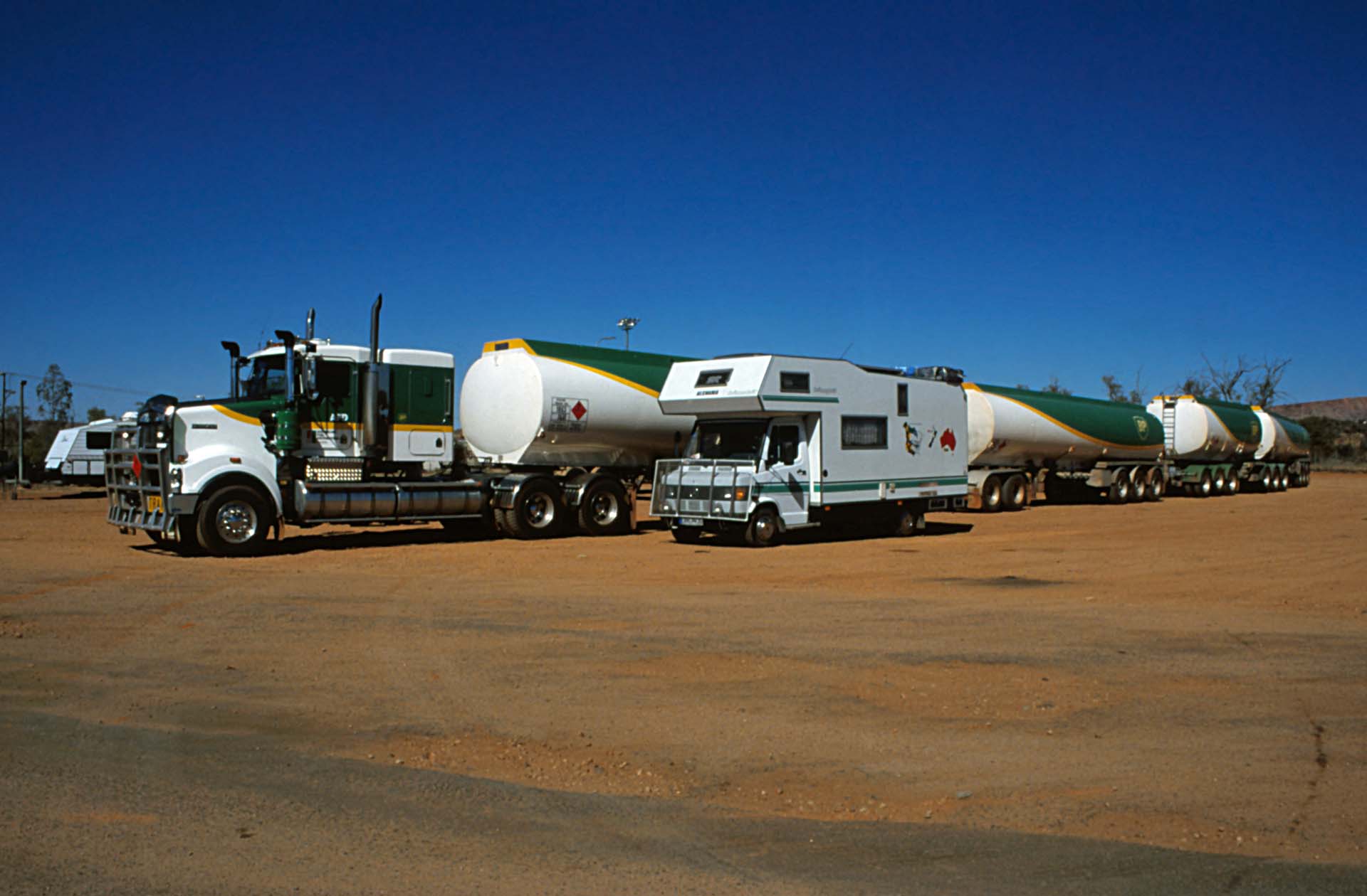 Roadtrains: Der Kleine misst 6,30m, der Große 52 m!