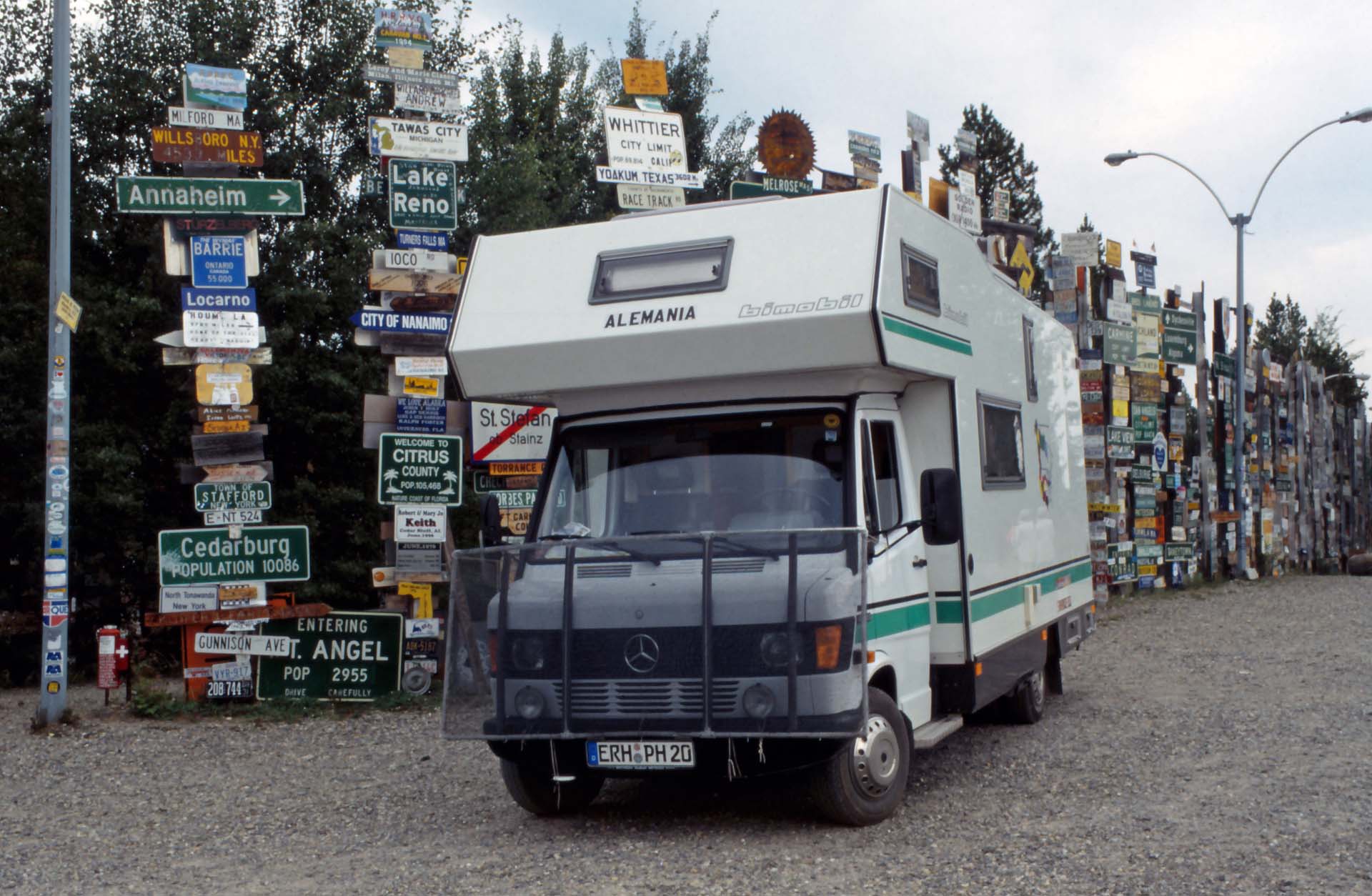 Watson Lake, Yukon Territorium - Bimobil auf Mercedes 410 D vor dem Sign Post Forest