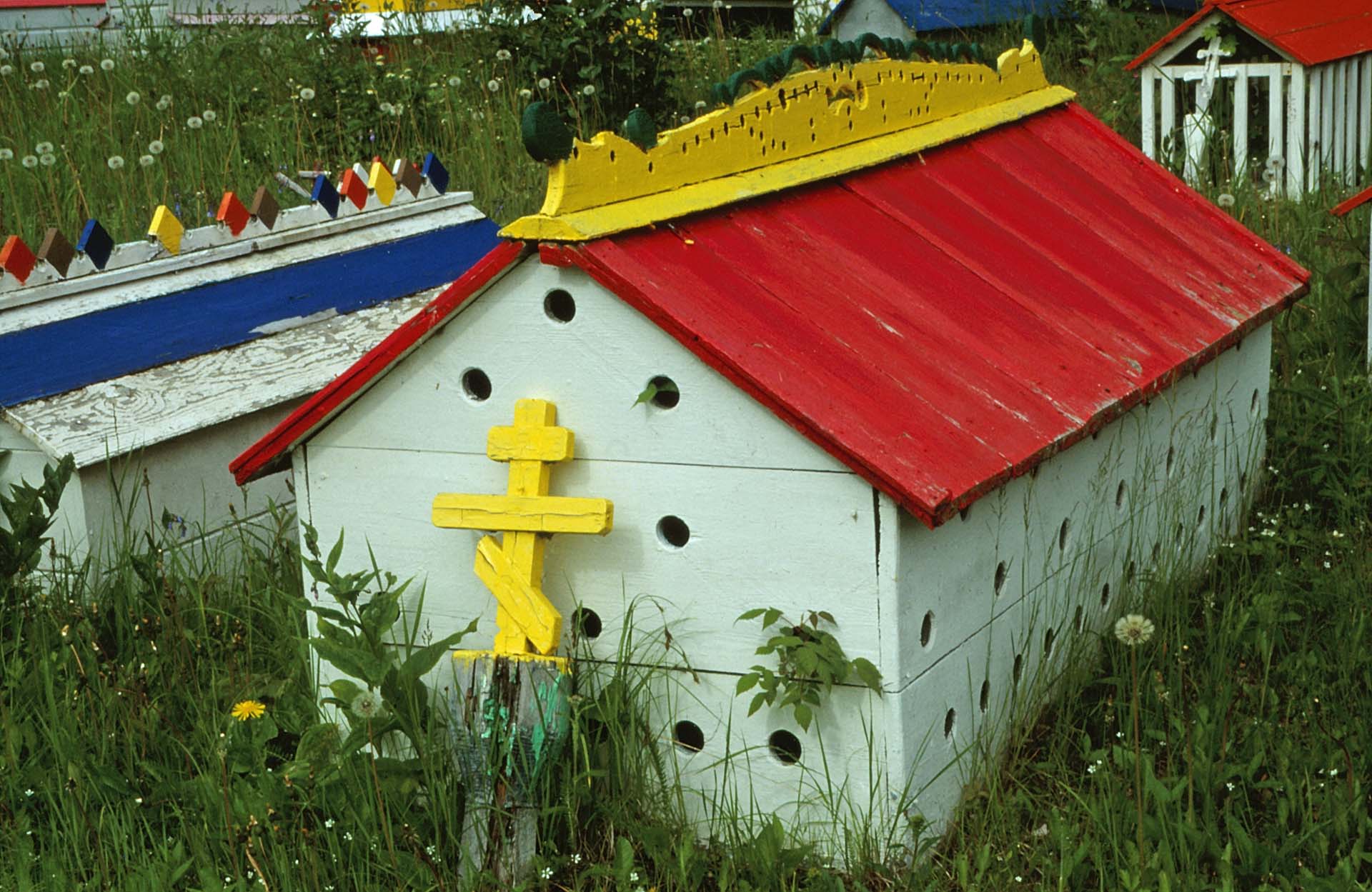Geisterhäuschen auf dem Friedhof bei Eklutna, Alaska