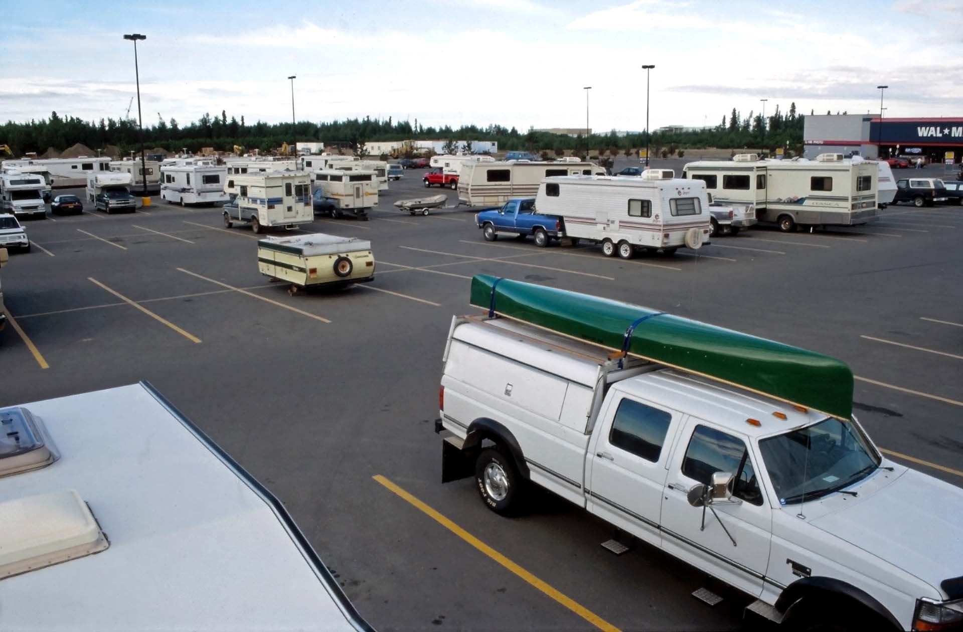 Kein Campingplatz, sondern der Wal Mart Parkplatz in Anchorage, Alaska