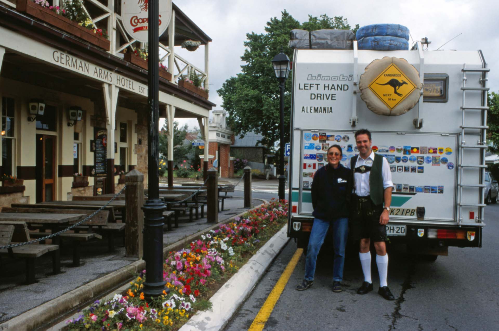 Der Lederhosenkellner im südaustralischen Hahndorf ist ein waschechter Aussie