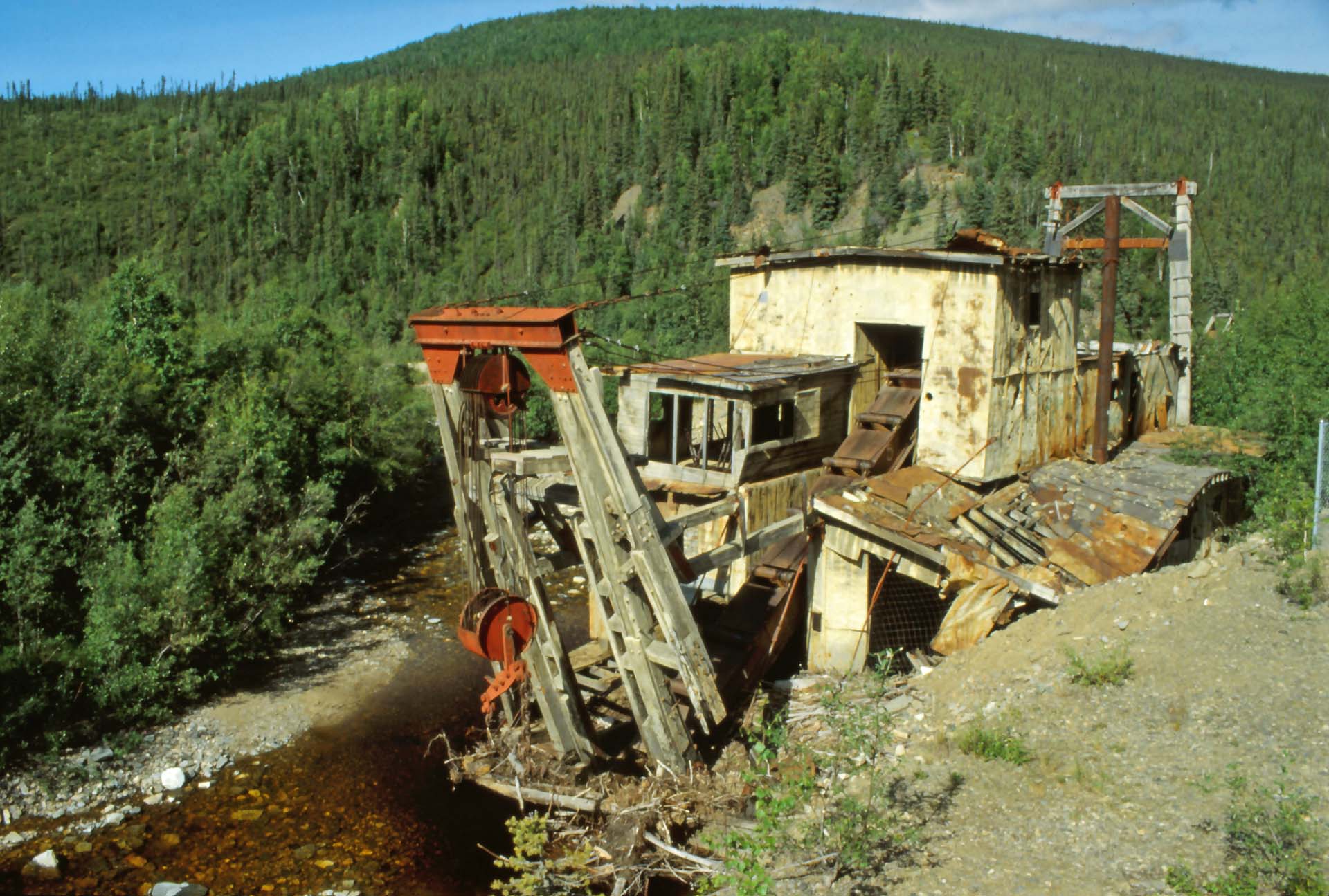 Relikt aus der Goldrauschzeit - Schwimmbagger am Taylor Highway