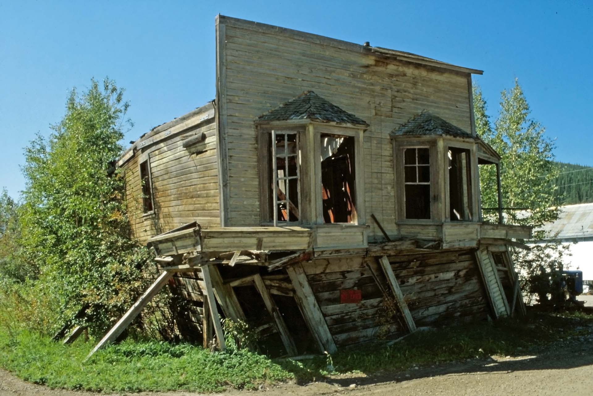 Dawson City- Abgesackt im angetauten Permafrost.