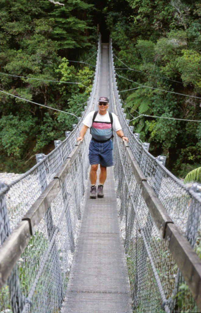Südinsel, am Haast Pass - Typisch neuseeländische Hängebrücke