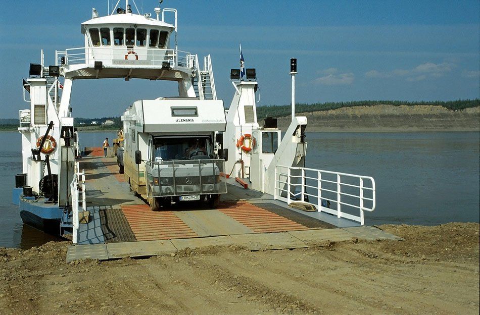 Kanada, Northwest Territories - Fähre über den Mackenzie River - Das selbst gebastelte Schutzgitter bewahrt vor Steinschlägen und Bull Eyes in der Windschutzscheibe. Kanada, Northwest Territories - Fähre über den Mackenzie River - Das selbst gebastelte Schutzgitter bewahrt vor Steinschlägen und Bull Eyes in der Windschutzscheibe.