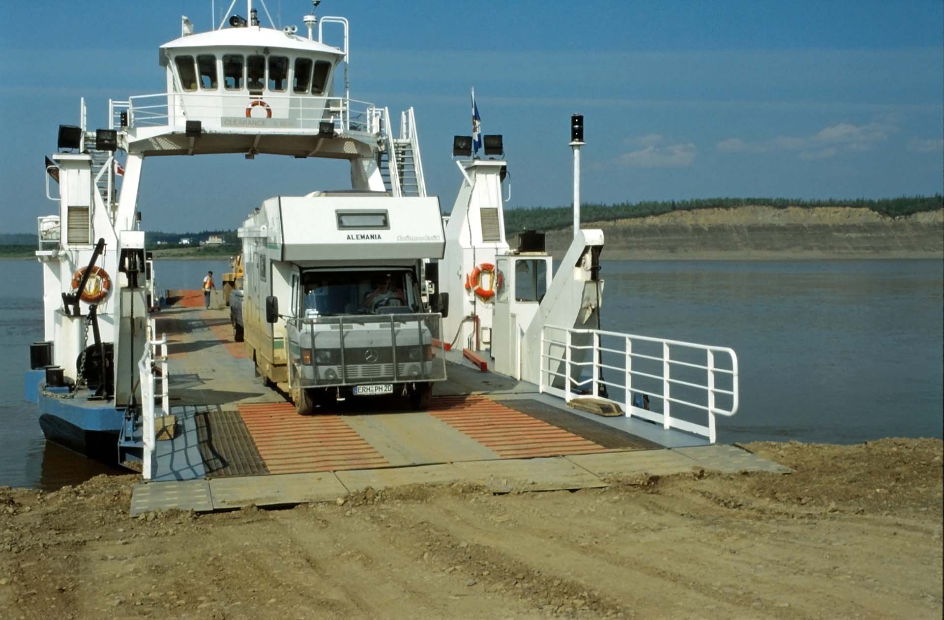 Am Dempster Highway Fähre über den Peel River