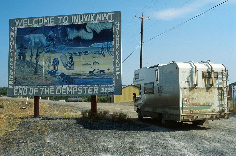 Kanada, Inuvik, Northwest Territories - unser zwillingsbereiftes Wohnmobil hat 736 staubige Waschbrettkilometer hinter sich.