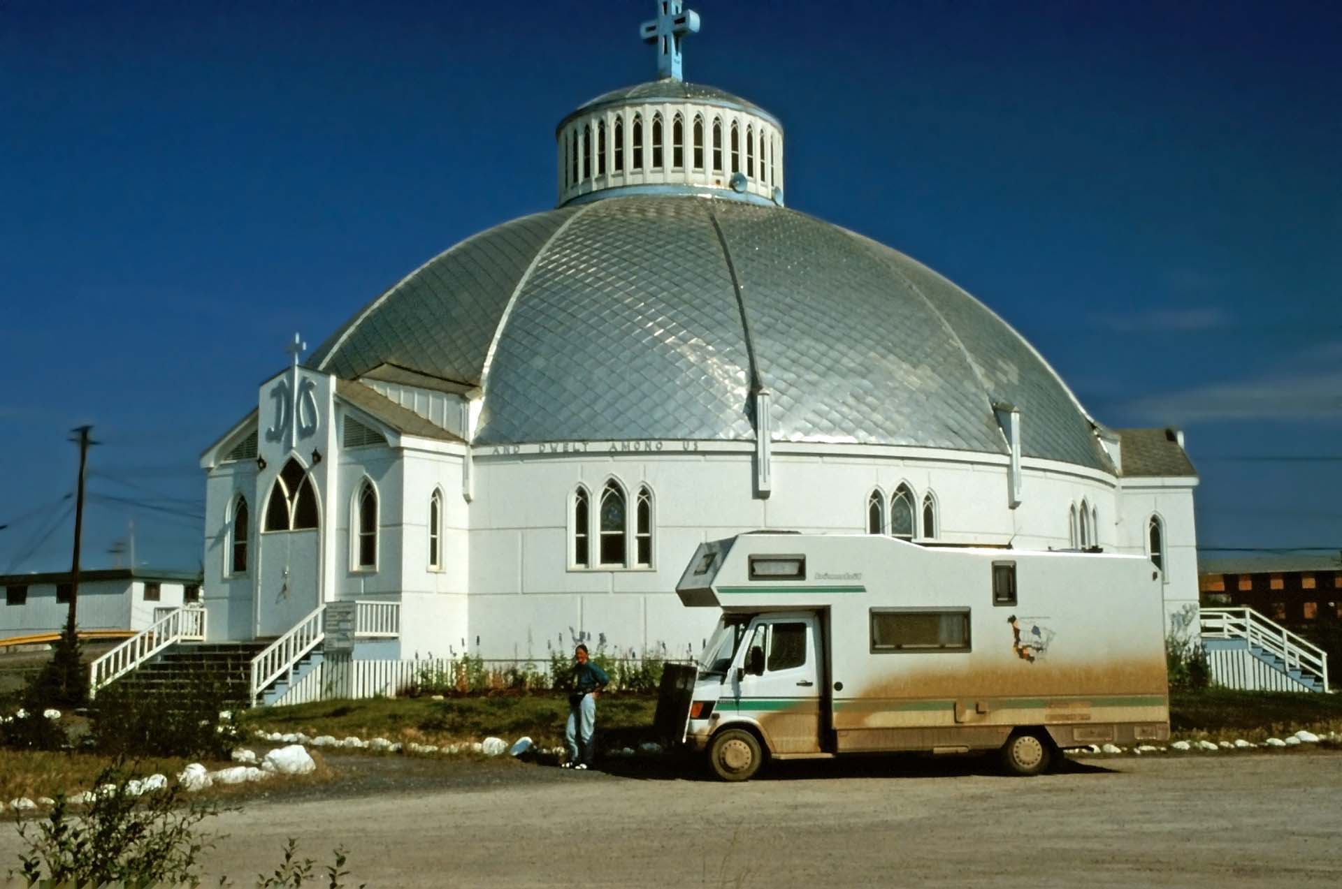 Das Wahrzeichen Inuviks, Die Iglukirche