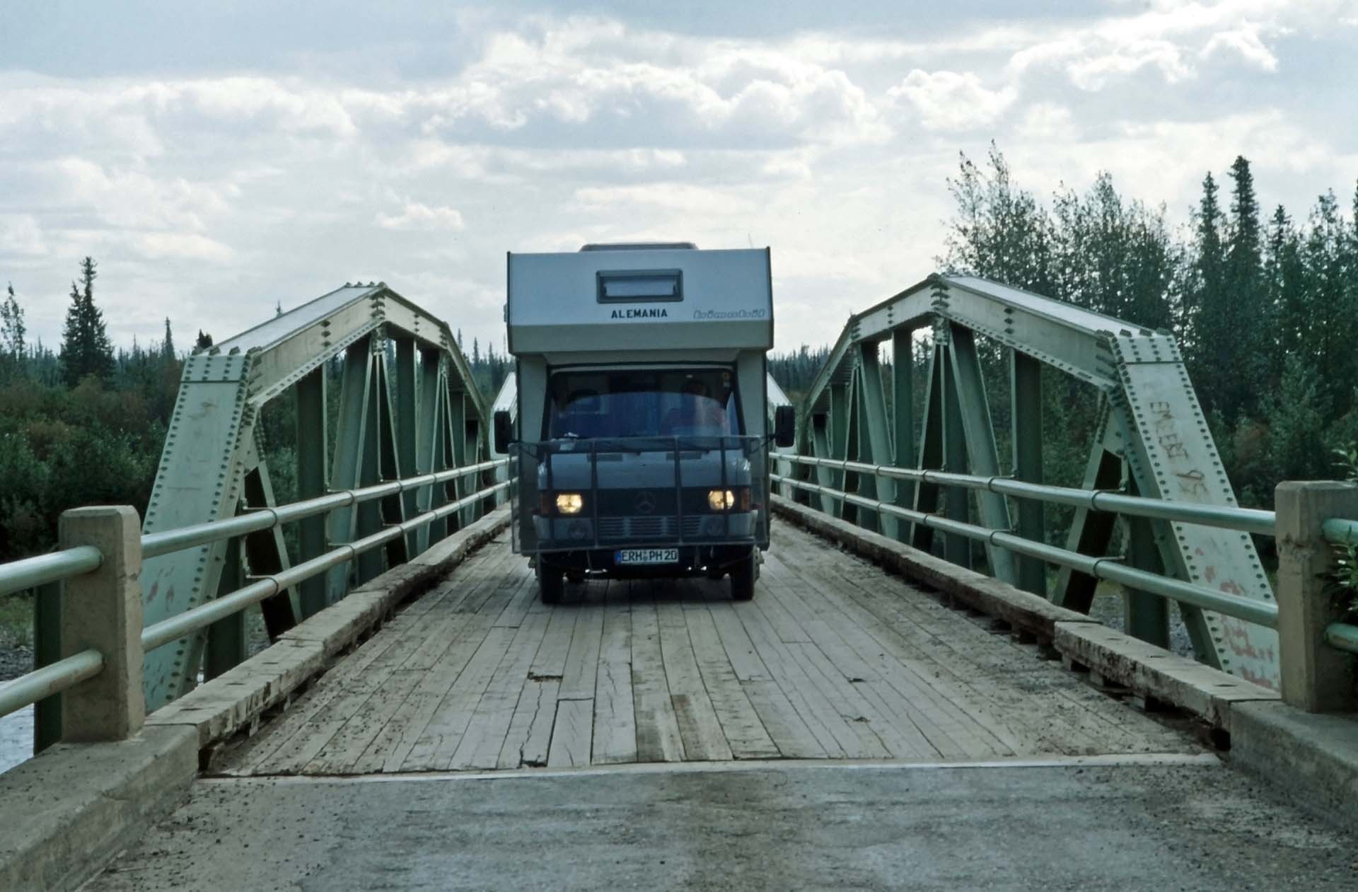 Zufahrt zu einer traumhaften Campingstelle am Rancheria River, nahe des Alaska Highways.