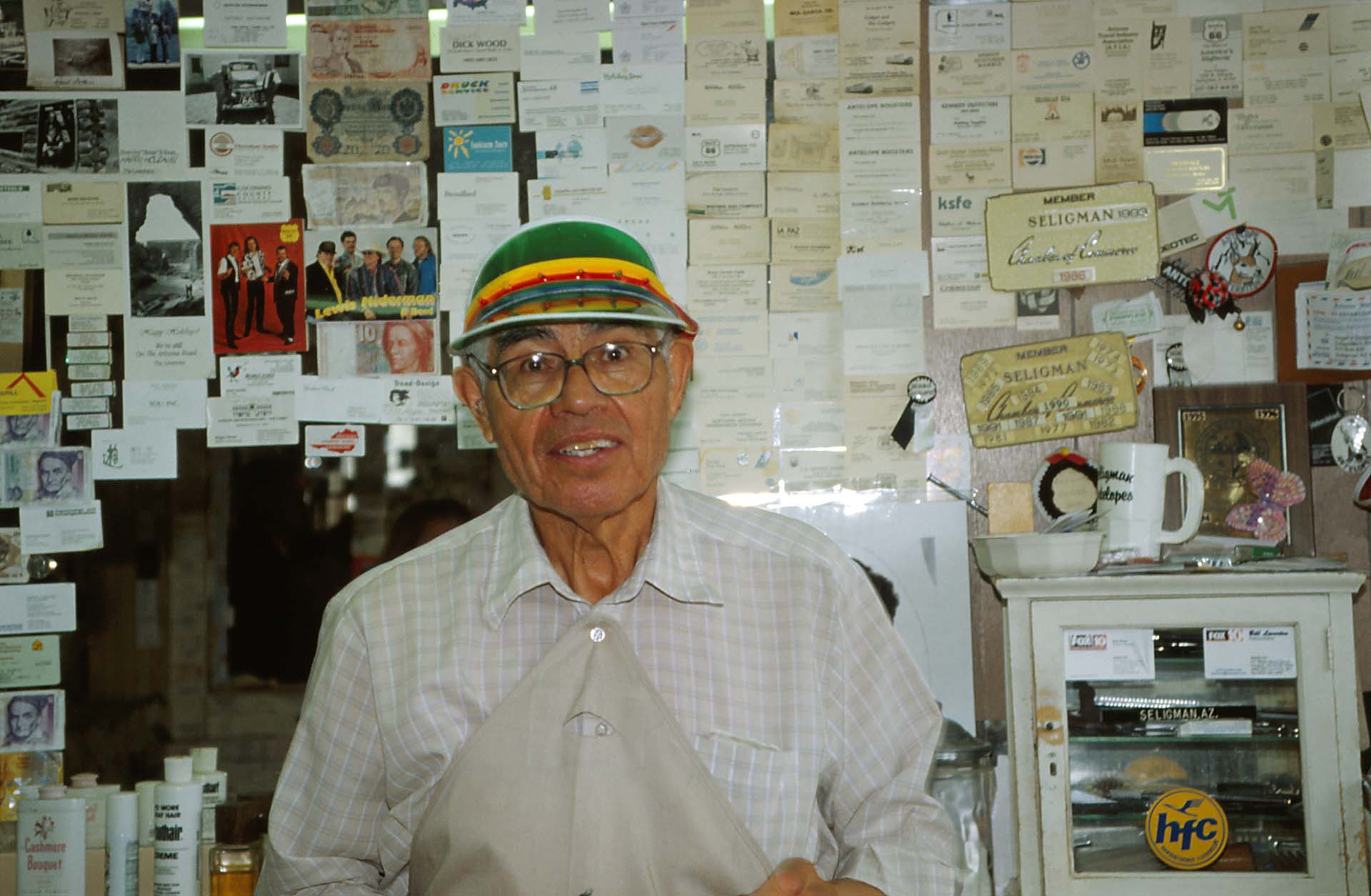 Seligman, Arizona, an der Route 66 - der legendäre Barber Angel Delgado in seiner historischen Friseurstube.