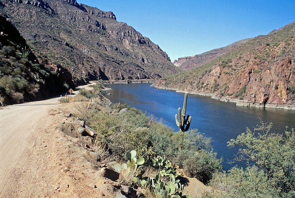 Am Apache Trail, Arizona, USA Am Apache Trail, Arizona, USA