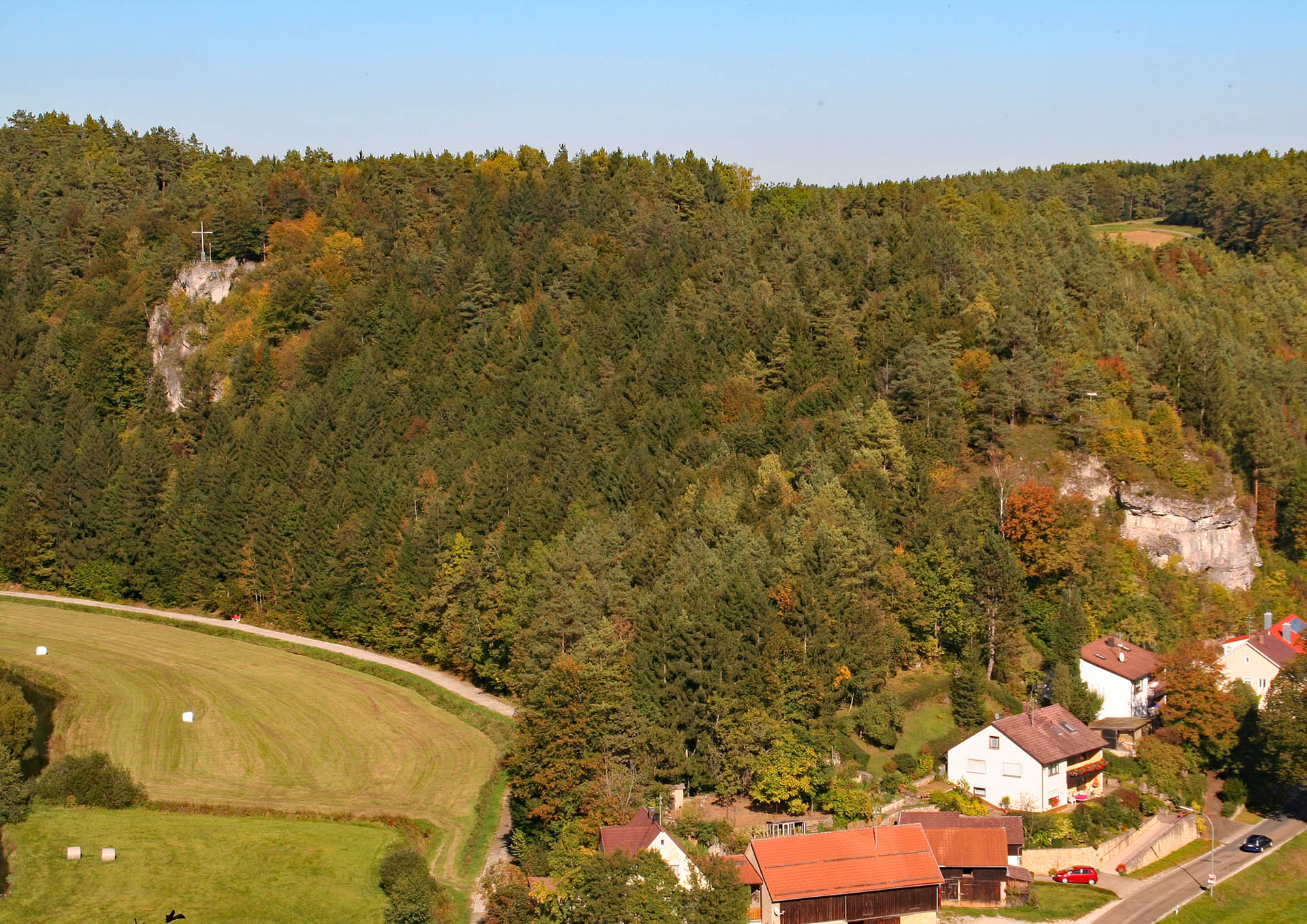 Das Aufseßtal und der Glockenfels vom oberen Dorf fotografiert. Unten links im Bild sieht man die Aufseß