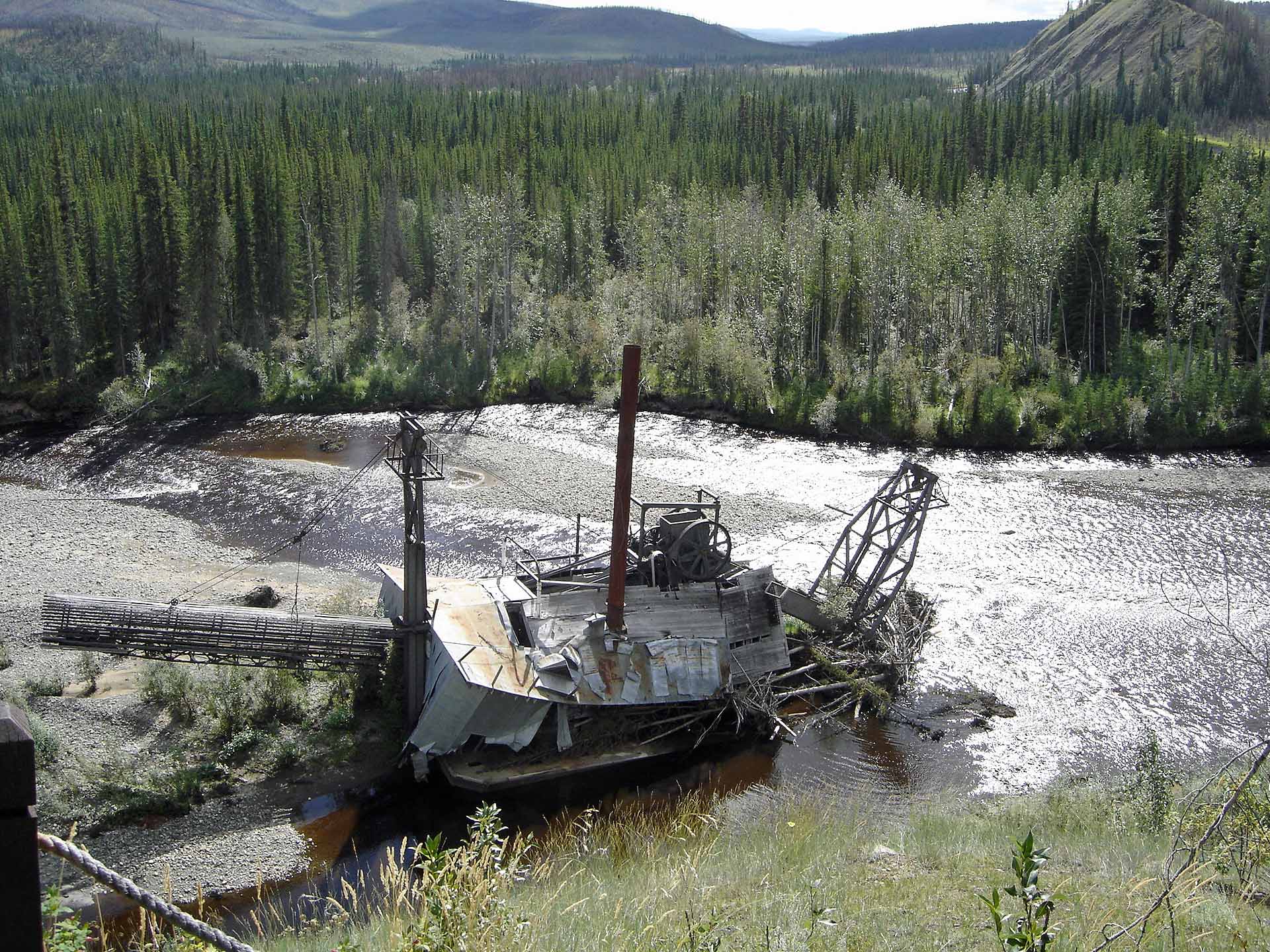 Zeuge des vergangenen Goldrauschs - Alte Dredge am Fourty Mile River