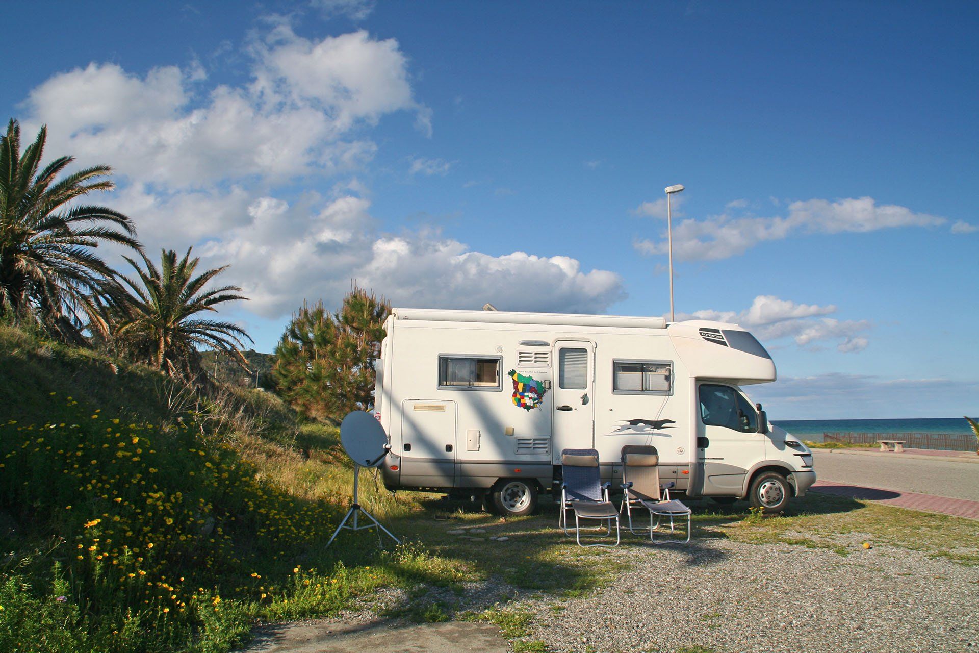 Wildes Camping an der Strandpromenade von Ferruzzano