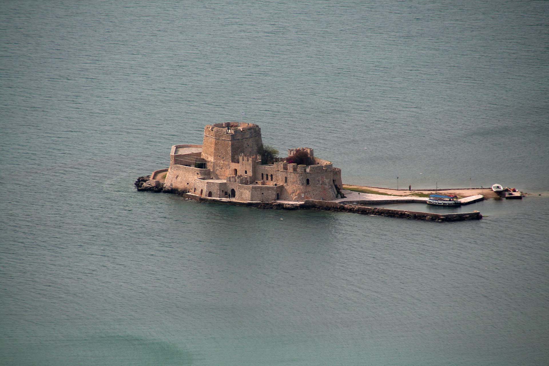 Die Bourtzi-Festung in der Hafeneinfahrt gilt als Wahrzeichen der Stadt