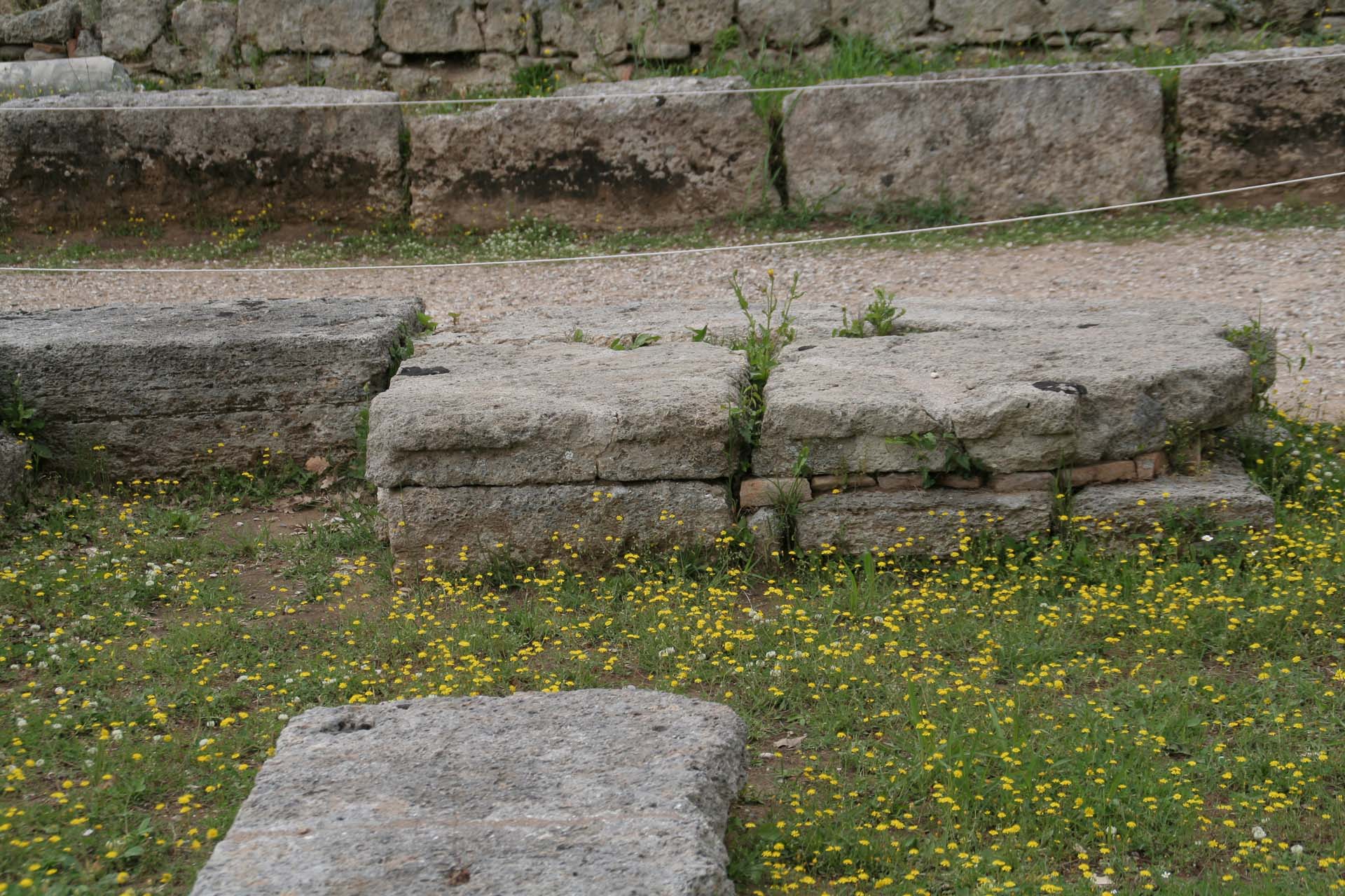 Olympia. Ein unscheinbarer Rest des Altars der Hera. Hier wird das Olympische Feuer entzündet.
