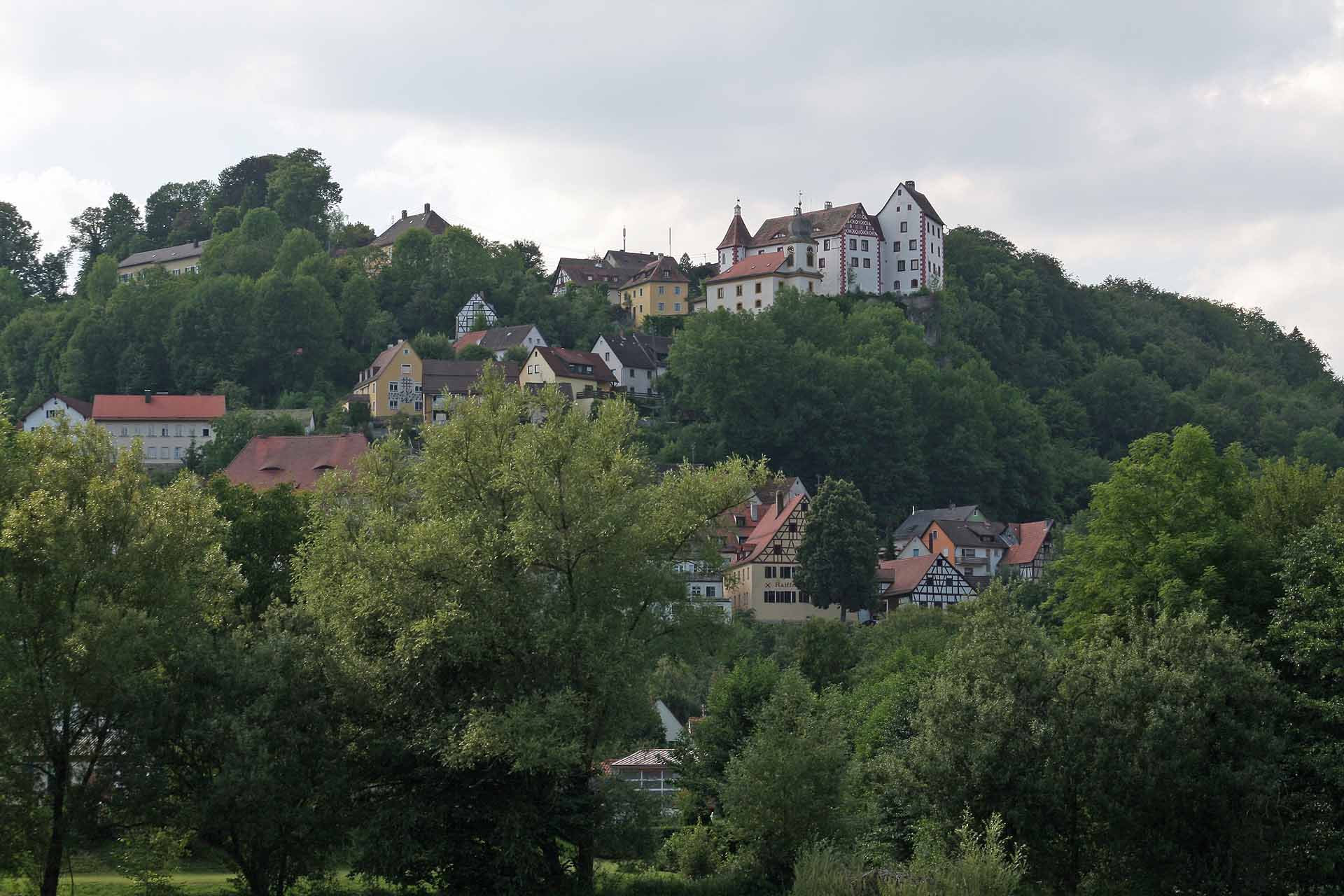 Ort und Burg Egloffstein im Trubachtal