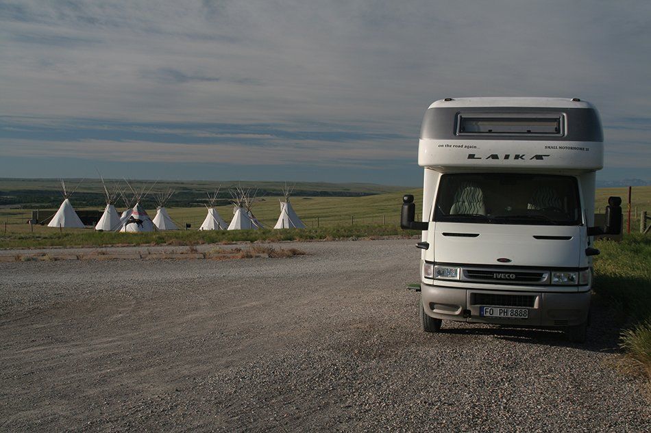 Alberta, Kanada - Übernachtung am Head-Smashed-In Buffalo Jump. Um einen großen Überhang zu vermeiden, wählten wir wieder ein Alkovenmobil. Alberta, Kanada - Übernachtung am Head-Smashed-In Buffalo Jump. Um einen großen Überhang zu vermeiden, wählten wir wieder ein Alkovenmobil.