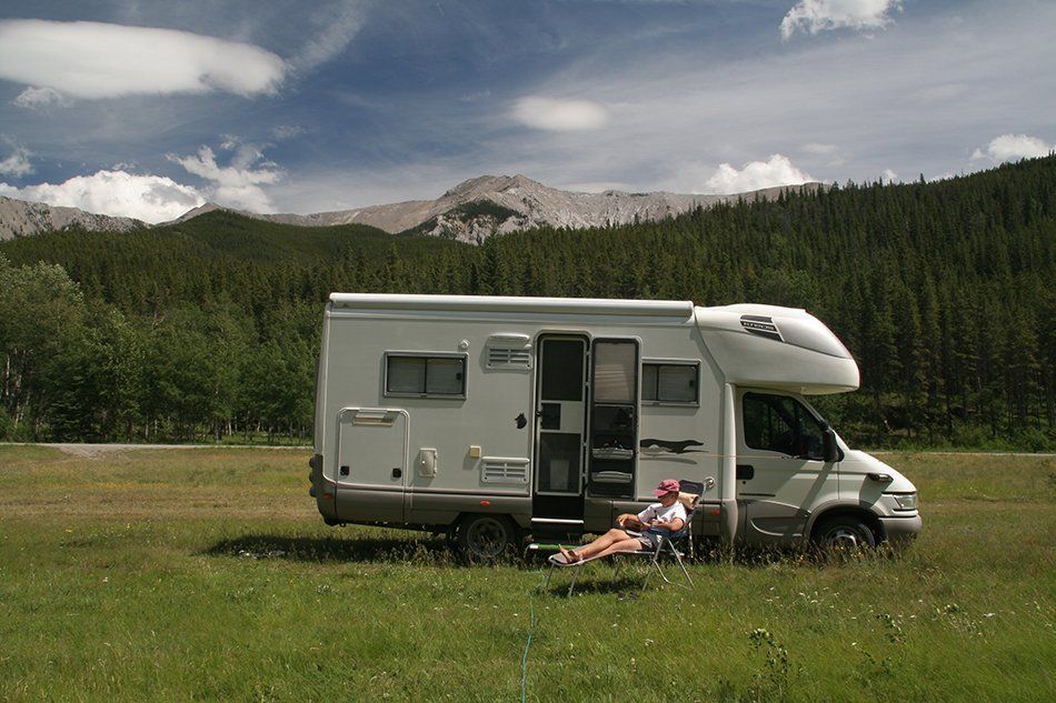 Alberta, Kanada - Freies Camping an der Forestry Trunk Road. Die Fliegengittertür hält die meisten Plagegeister ab. Alberta, Kanada - Freies Camping an der Forestry Trunk Road. Die Fliegengittertür hält die meisten Plagegeister ab.