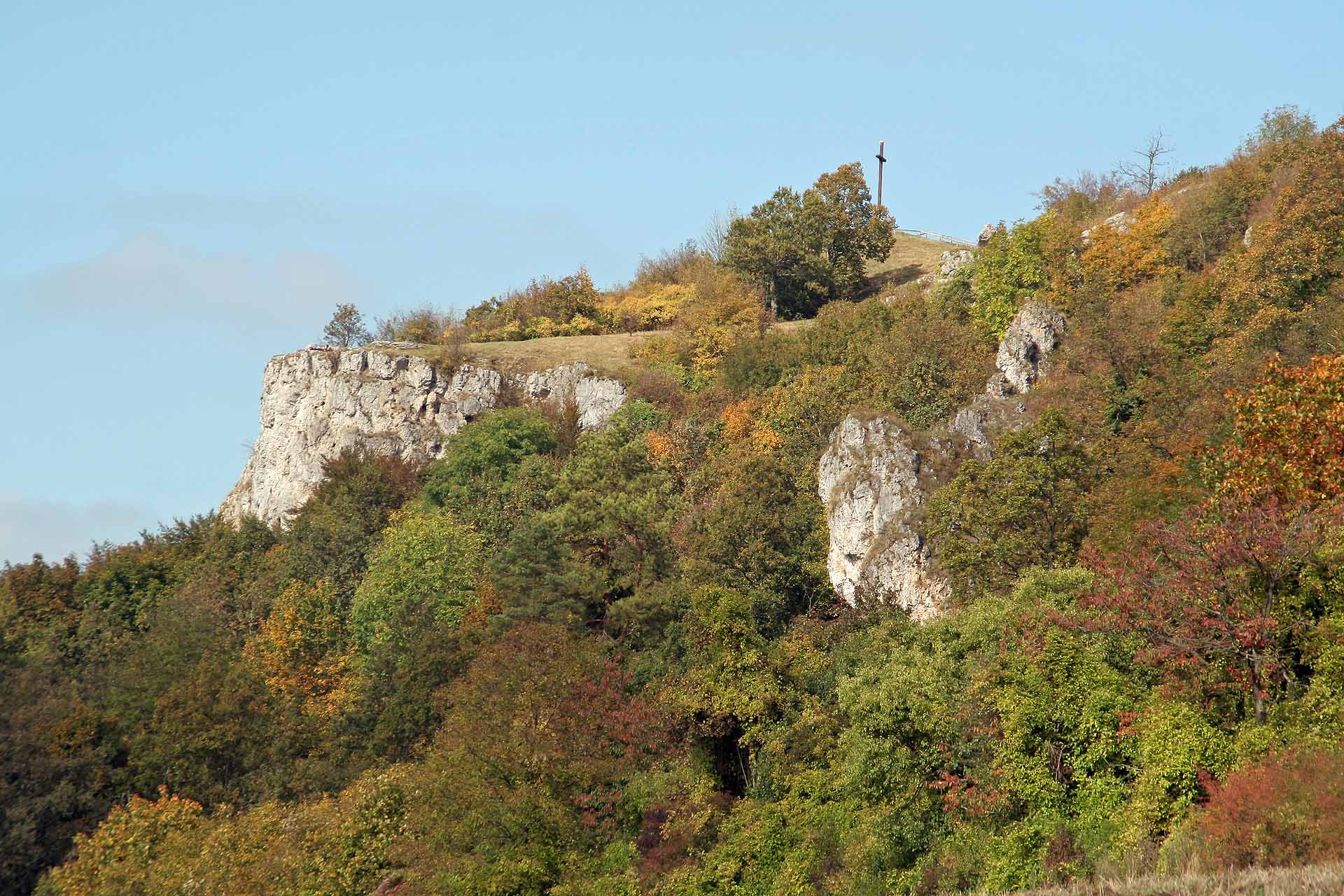 Es führt auch ein reizvoller Wanderweg ums Walberla herum