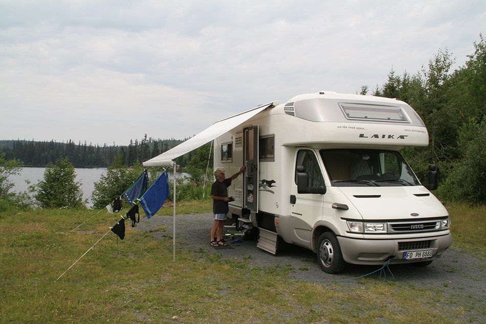 Kanada, British Columbia - freies Camping am Summit Lake. Die Markise spannen wir stets sorgfältig ab. Hinter den unteren Klappen verbirgt sich der Stauraum im Doppelboden mit Batterien, und den Frisch- und Abwassertanks. Kanada, British Columbia - freies Camping am Summit Lake. Die Markise spannen wir stets sorgfältig ab. Hinter den unteren Klappen verbirgt sich der Stauraum im Doppelboden mit Batterien, und den Frisch- und Abwassertanks.