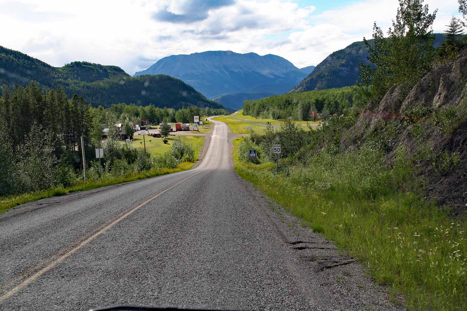 Am Alaska Highway, Muncho Lake Versorungstation