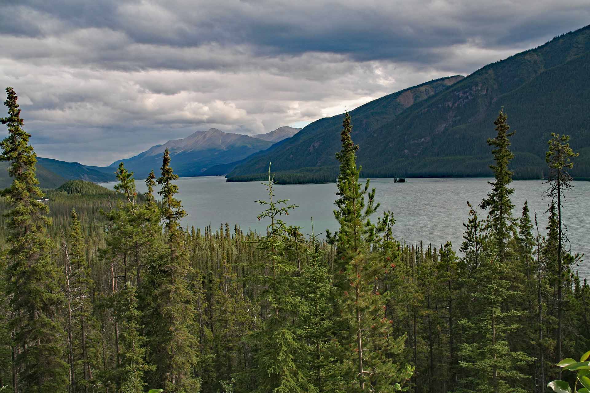 Am Muncho Lake, Alaska Highway, BC