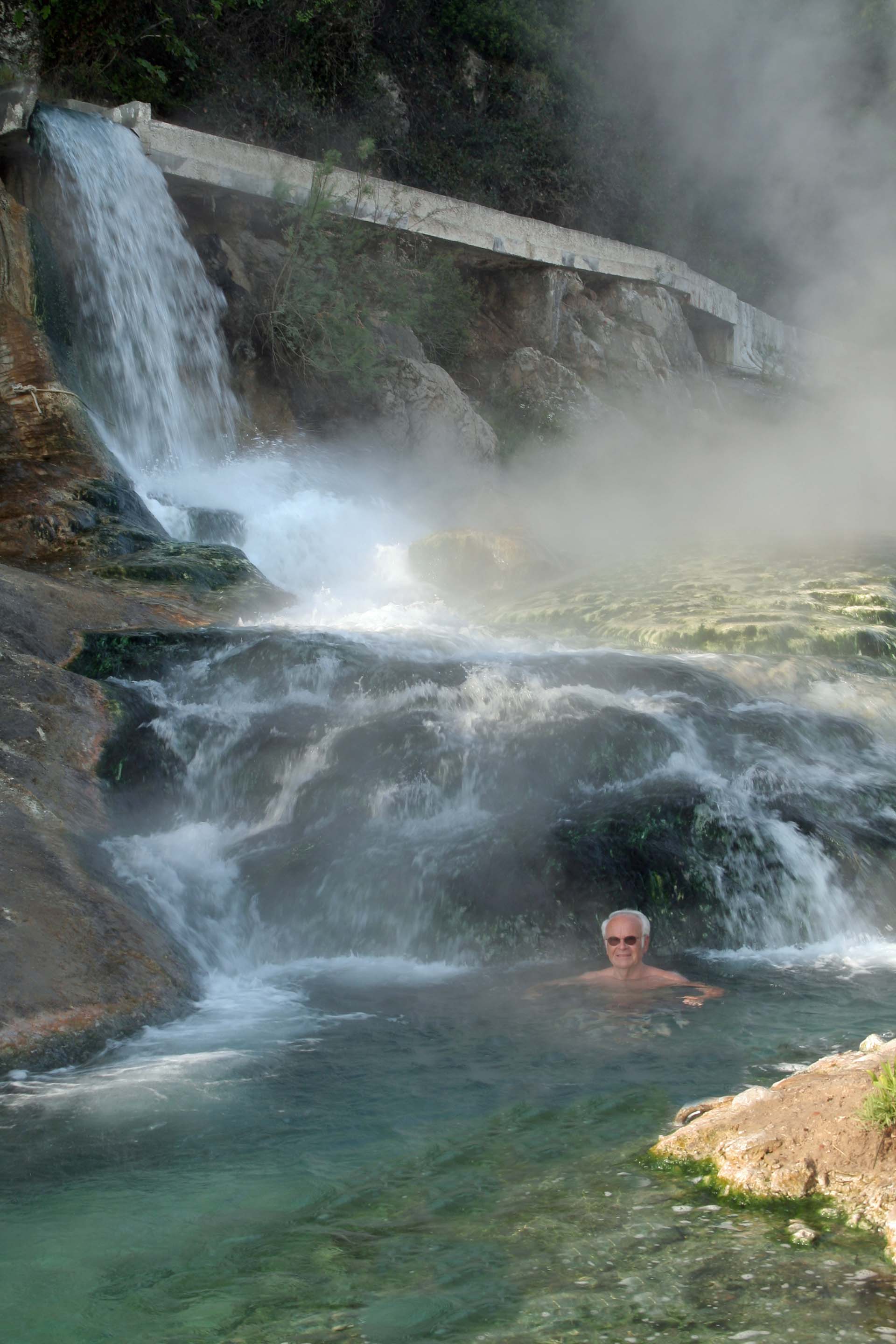 Die Thermopylen - Ein Stück unterhalb kann man das schwefel- und radonhaltige Wasser in schönster Badewannentemperatur genießen.