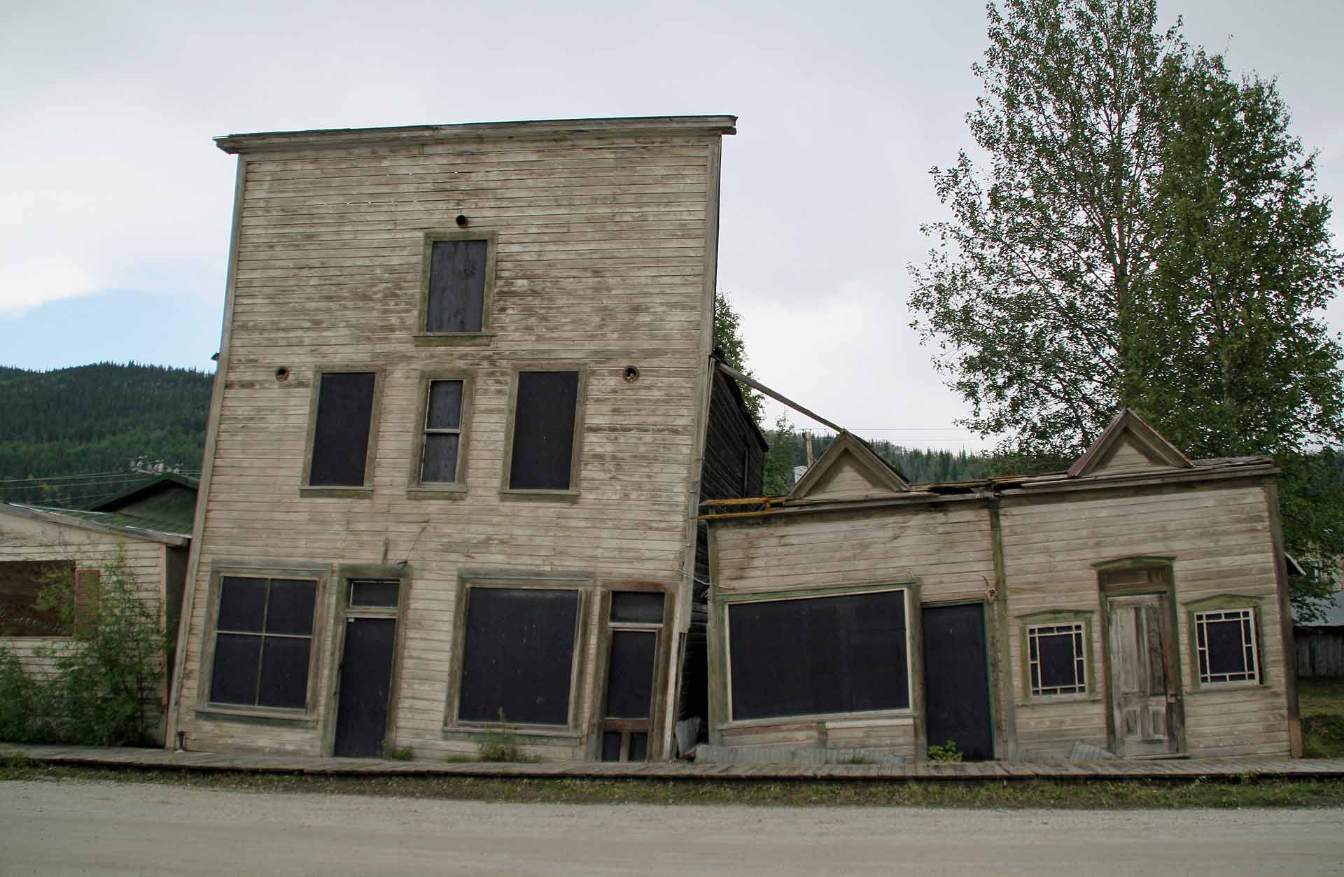 Dawson City, Yukon Territorium - Auftauender Permafrost und der Zahn der Zeit setzen den Gebäuden zu.