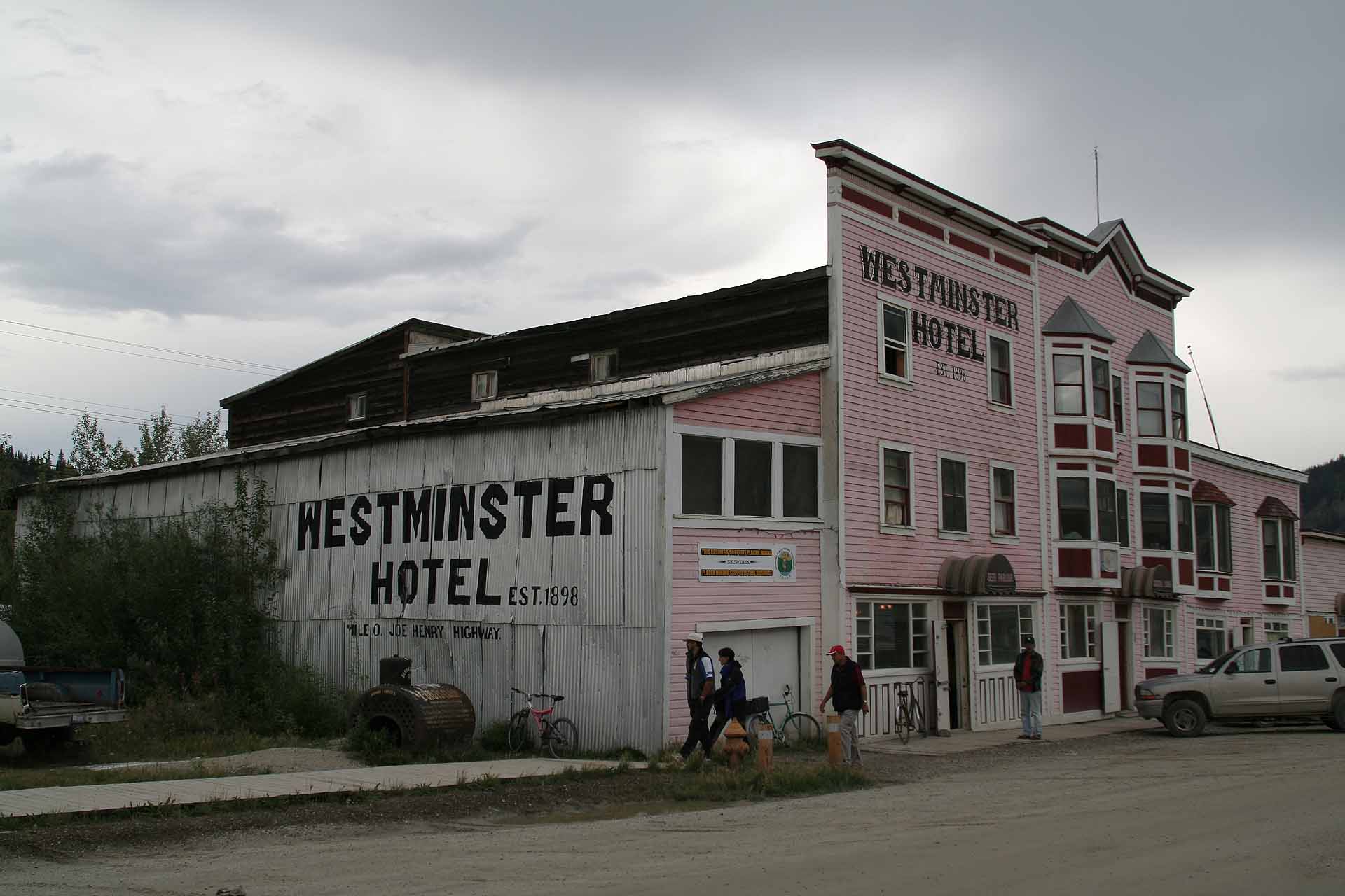 Dawson City - die Fassade des Hotels sieht zumindest gut aus.