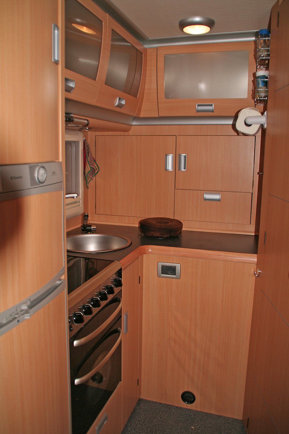 Die praktische Laika-Küche: Herd mit Backofen, Dunstabzug, ein großer Kühlschrank und viele Staufächer. Die praktische Laika-Küche: Herd mit Backofen, Dunstabzug, ein großer Kühlschrank und viele Staufächer.