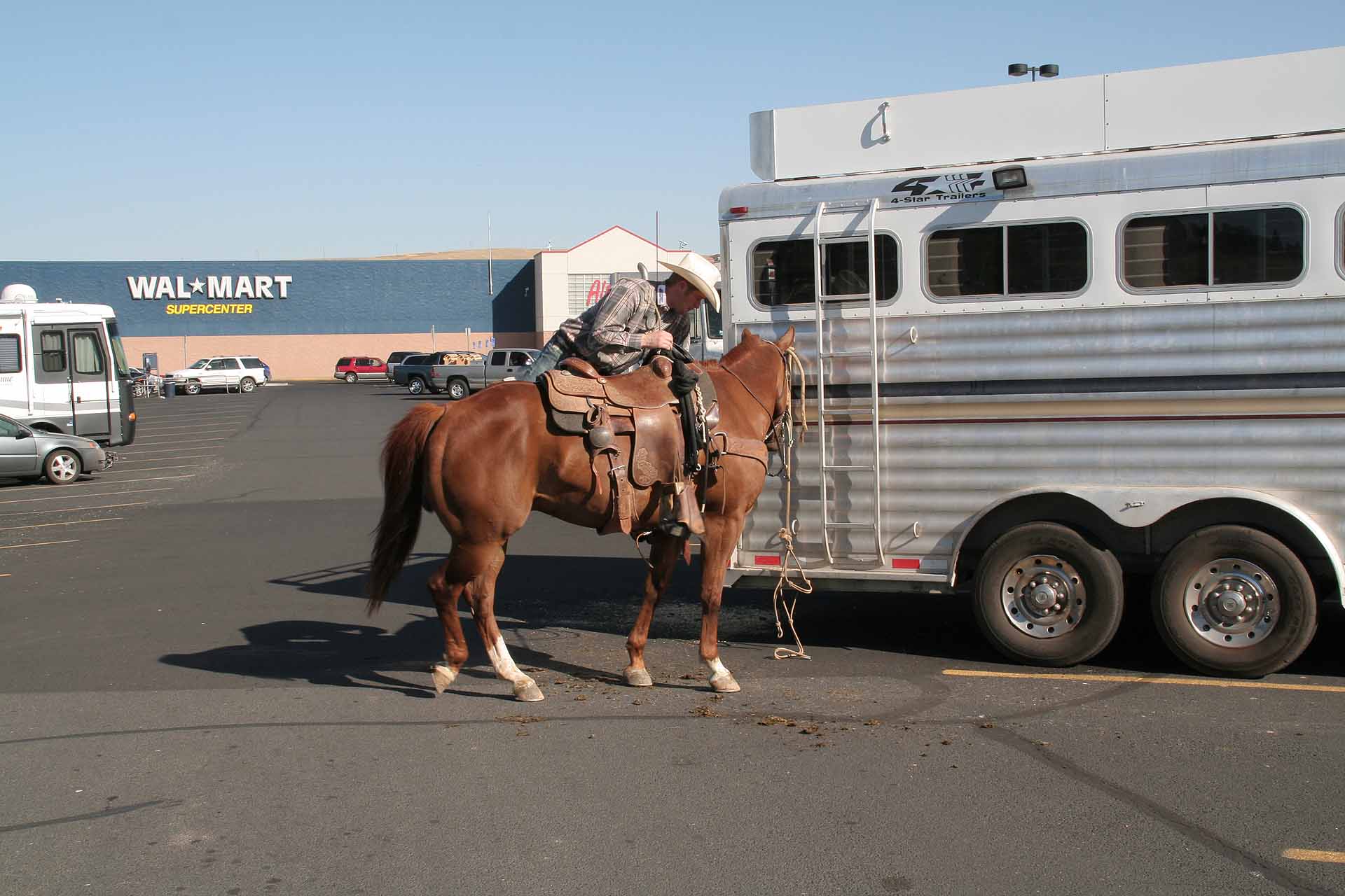 Rodeo in Pendleton, Oregon - Rodeo in Pendleton, Oregon - Aktive und Zuschauer campen vor dem Wal-Mart