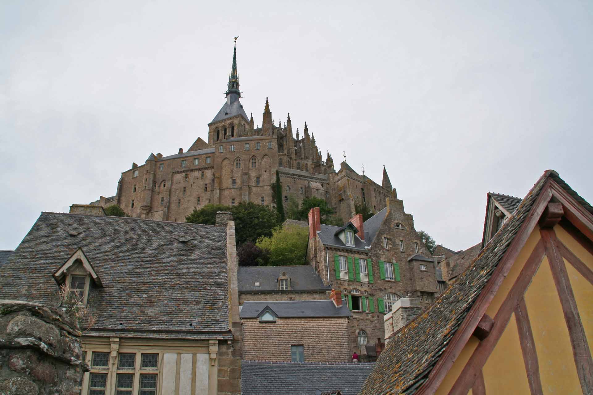 Der Mont Saint Michel in der Bretagne, Der Blick von unten