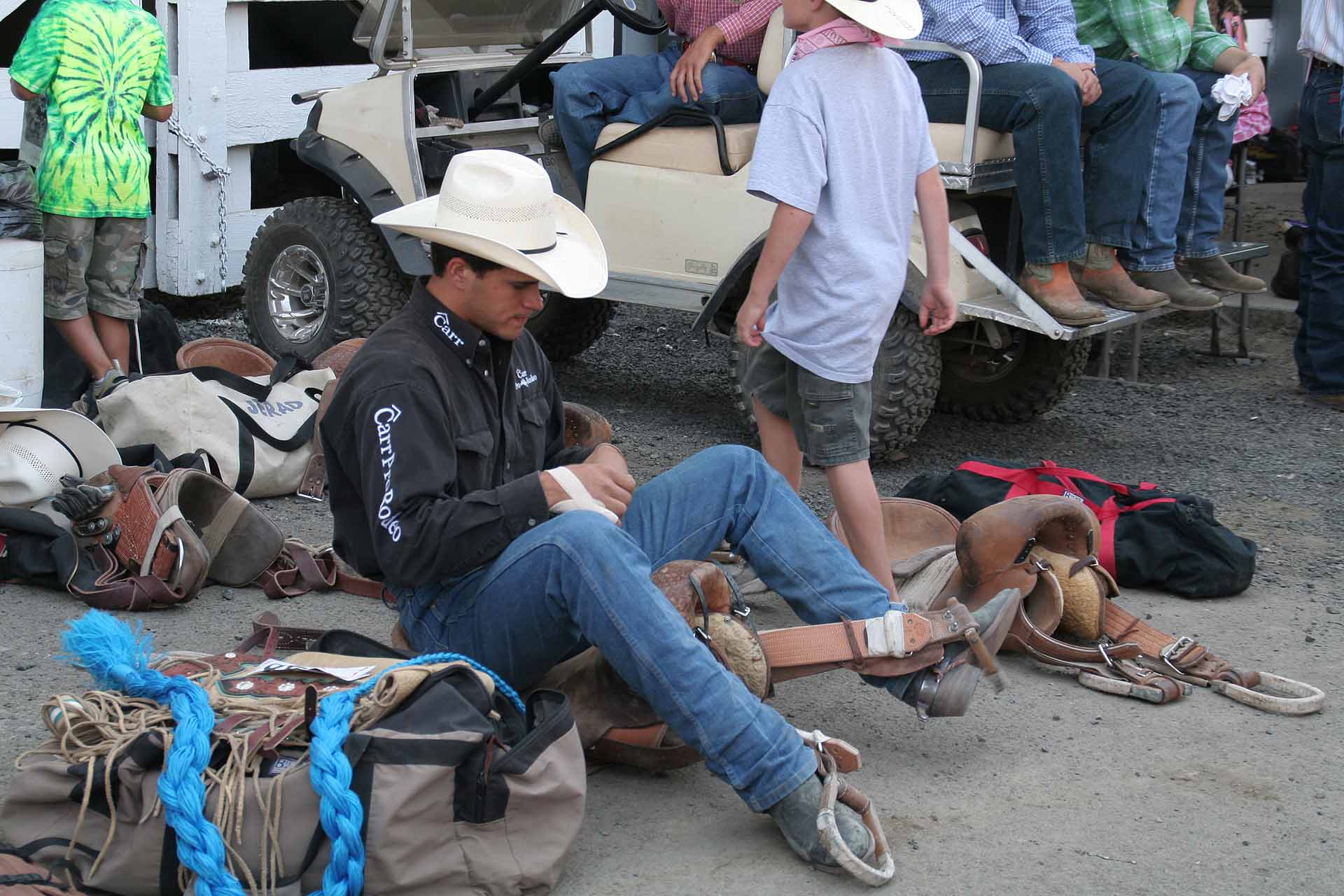 Rodeo in Pendleton, Oregon - Vorbereitung für den Ritt auf dem