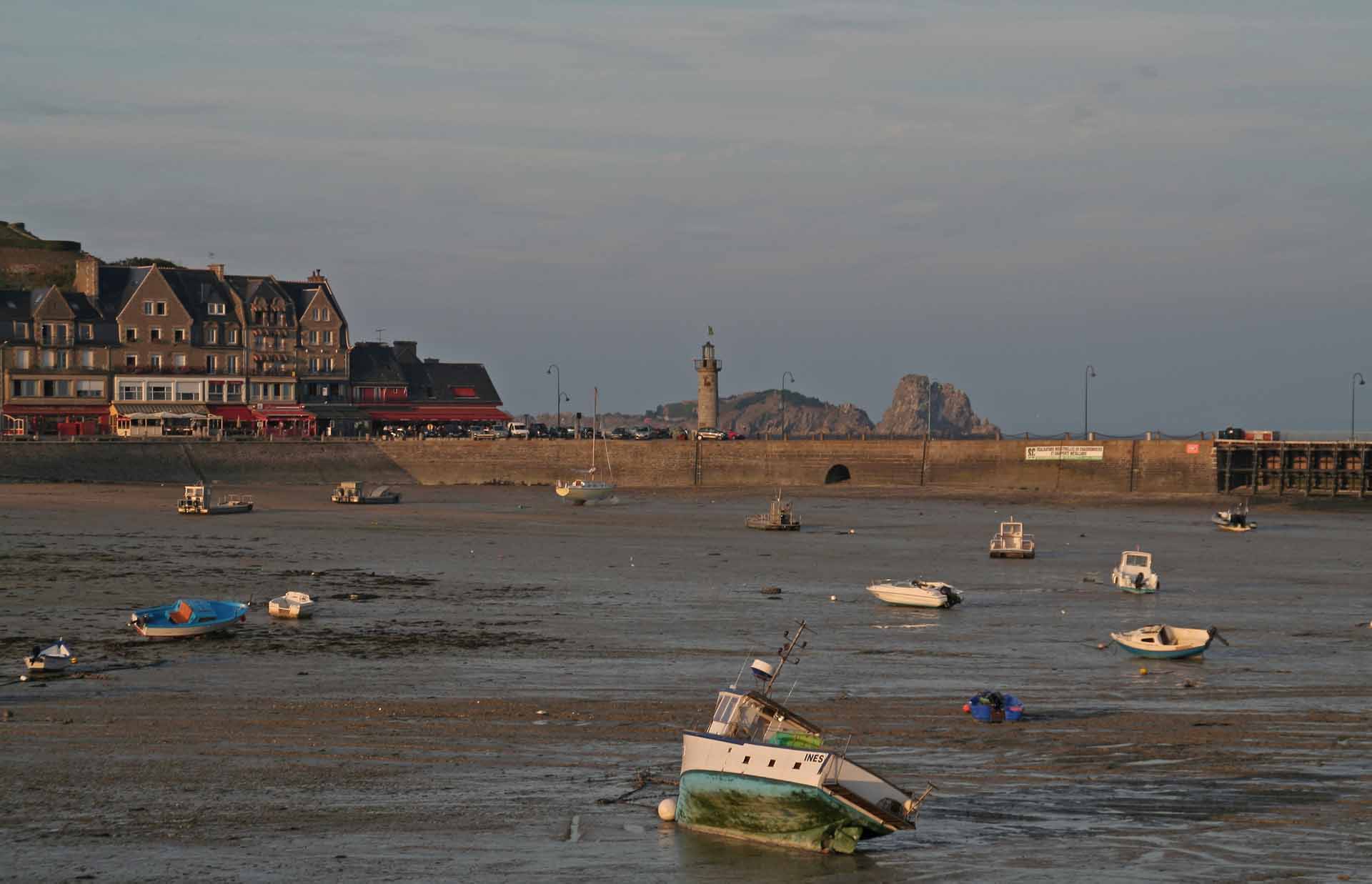 Trockengefallene Boote im Hafen von Cancale