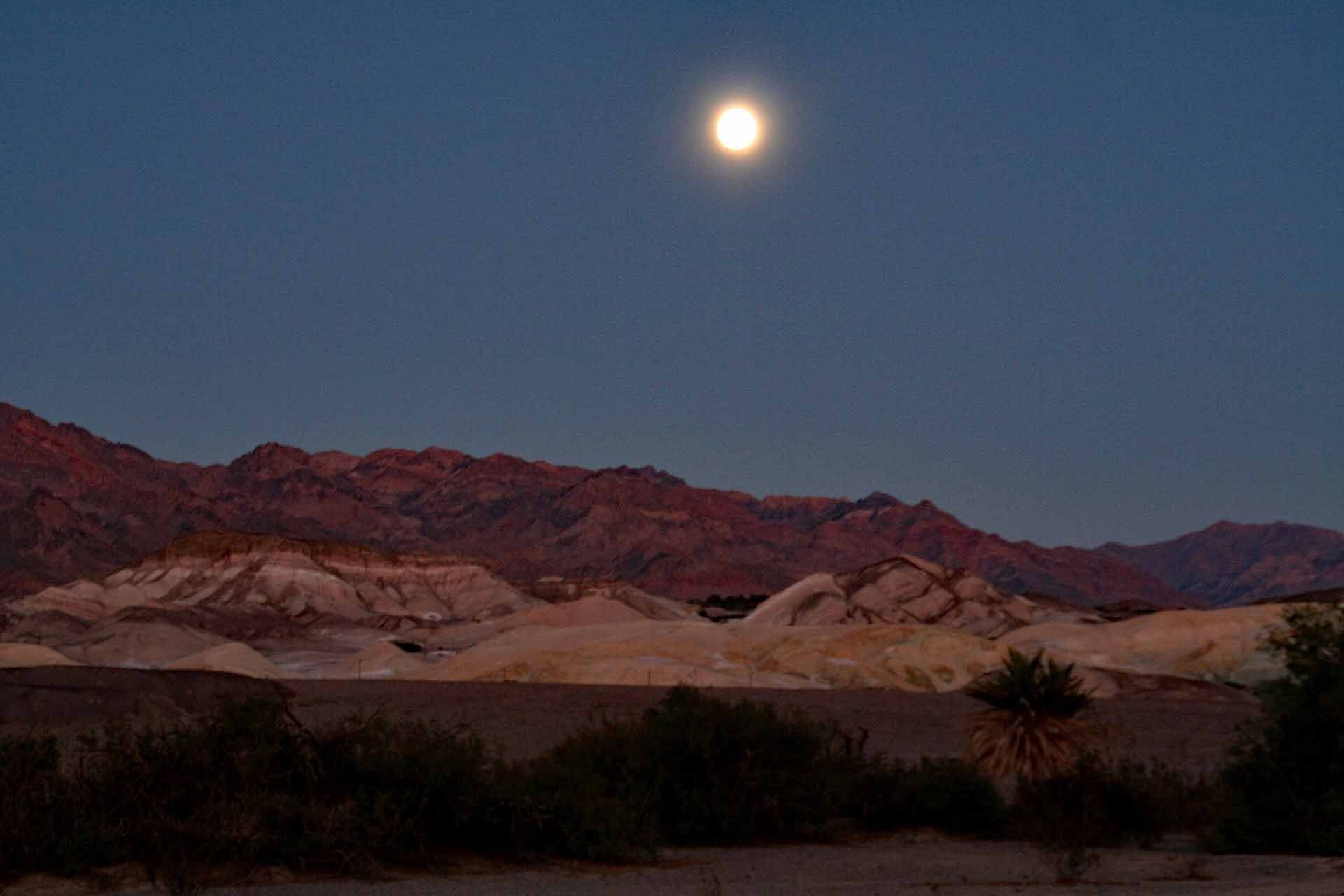 Vollmond über dem Death Valley, CA