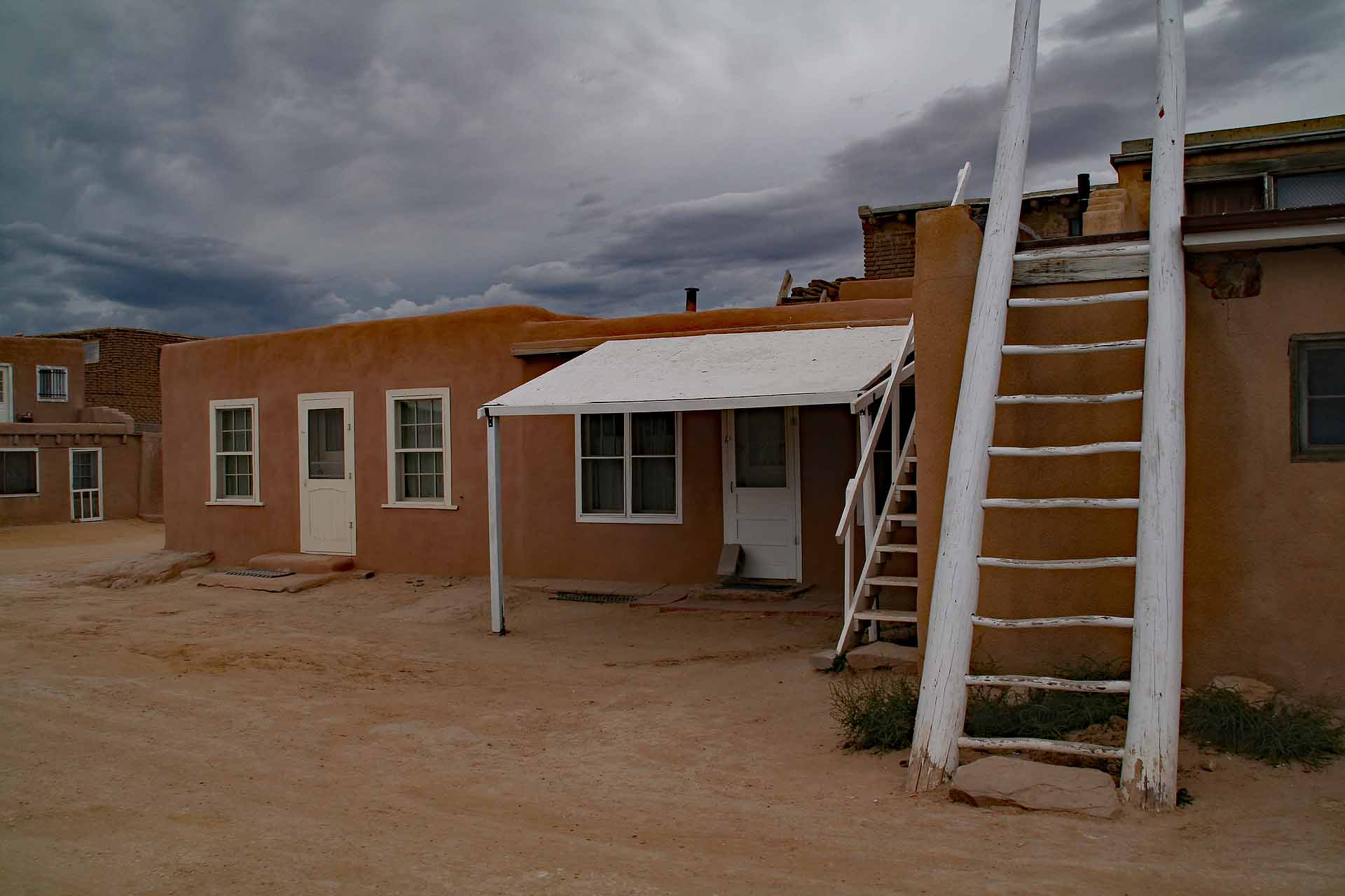 Acoma Pueblo, New Mexico - Die oberen Stockwerke werden wie früher über Leitern betreten