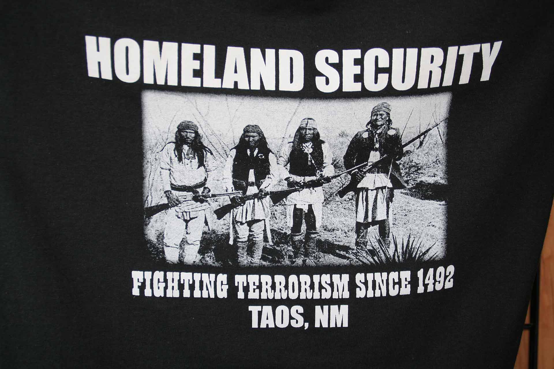 Der rechte Indianer ist unverkennbar der Apachenrebell Geronimo