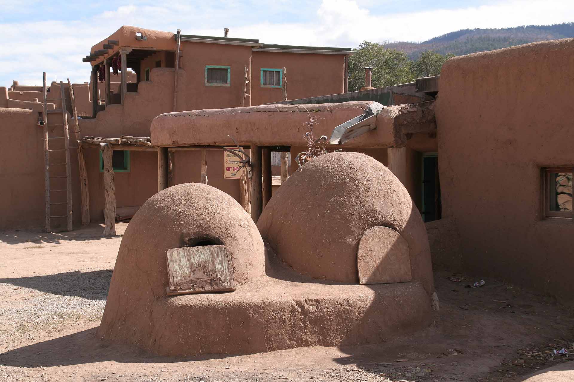 Taos Pueblo, New Mexico, Backöfen