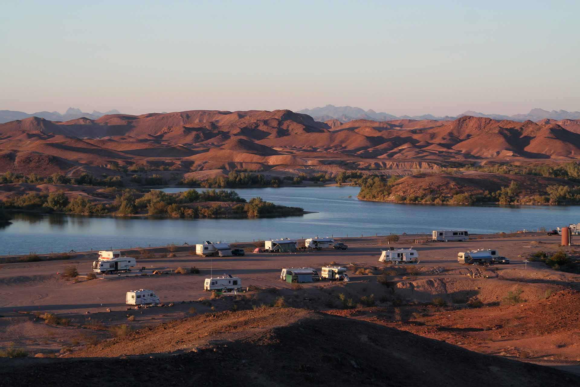 Winterhaven bei Yua, AZ/CA Abendstimmung am Senator Wahs Lake. Hier überwintern die Snowbirds aus dem Norden