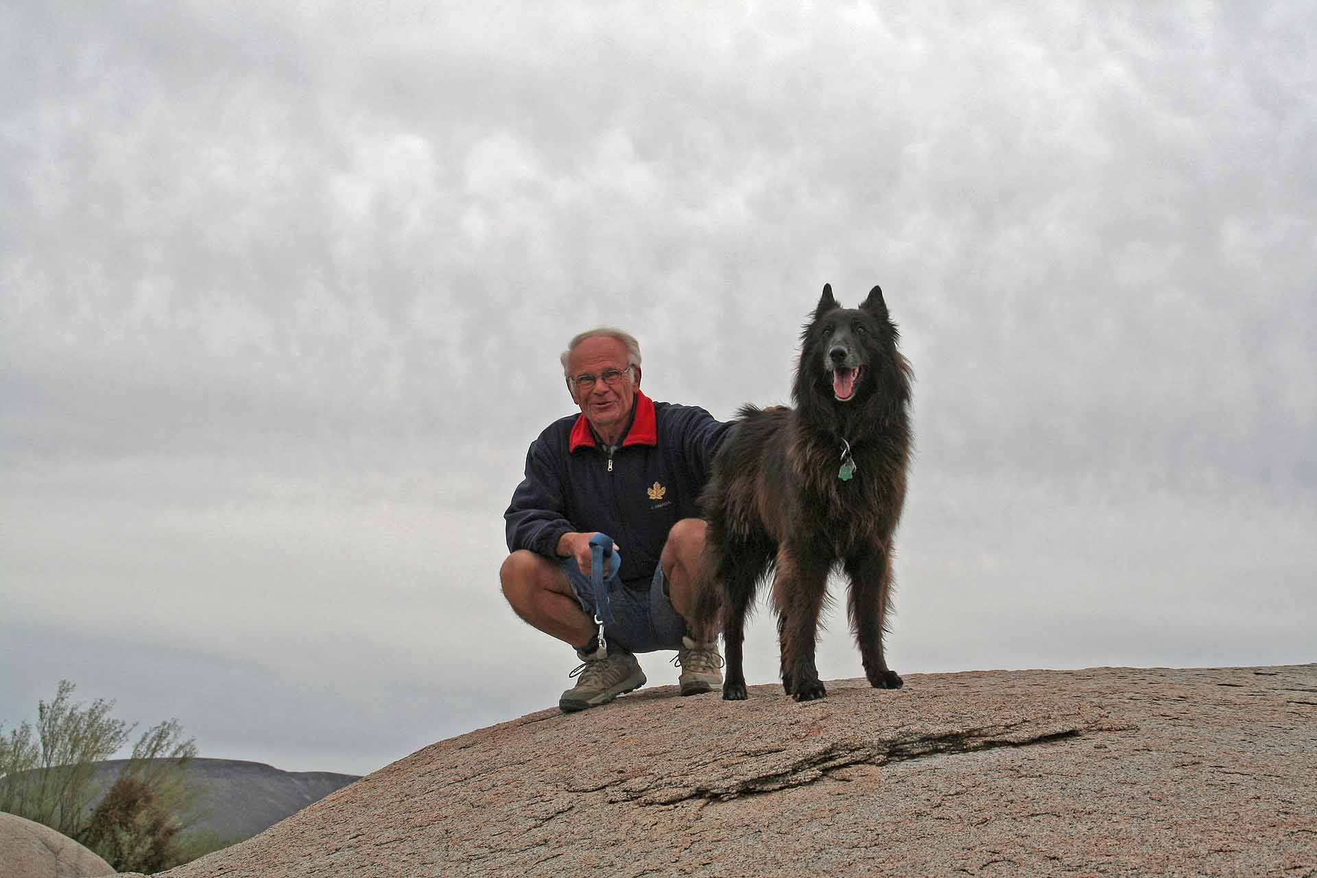 Parque Natural del Desierto Central de Baja California - Auch unser Hund genießt die Wege durch die Wüstenlandschft
