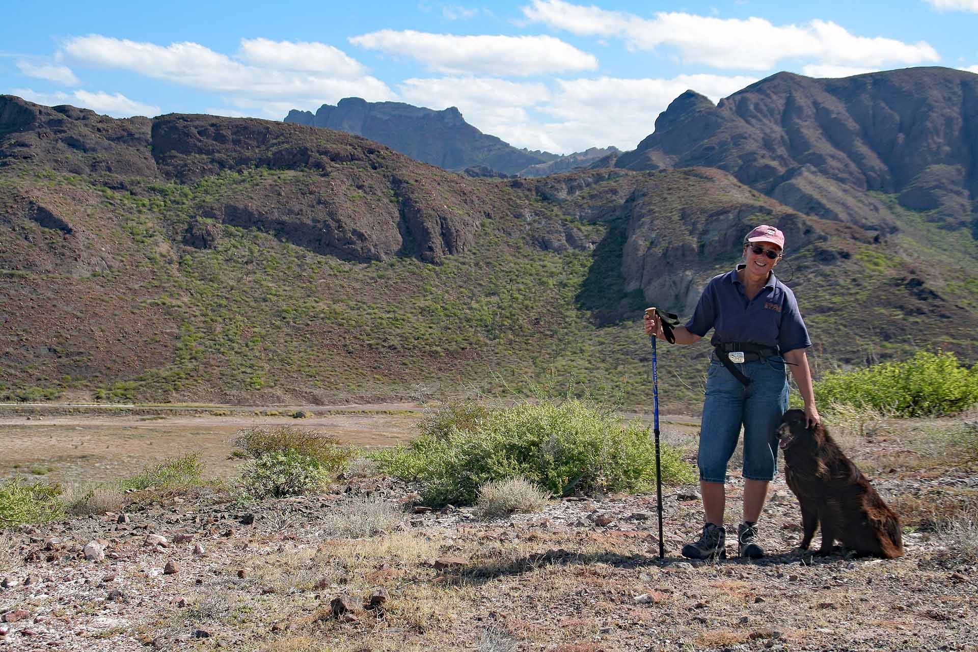 Baja California, Mexiko - Camping am Playa el Tecolote - Auch unser Hund genießt die Wanderungen über die Wüstenberge