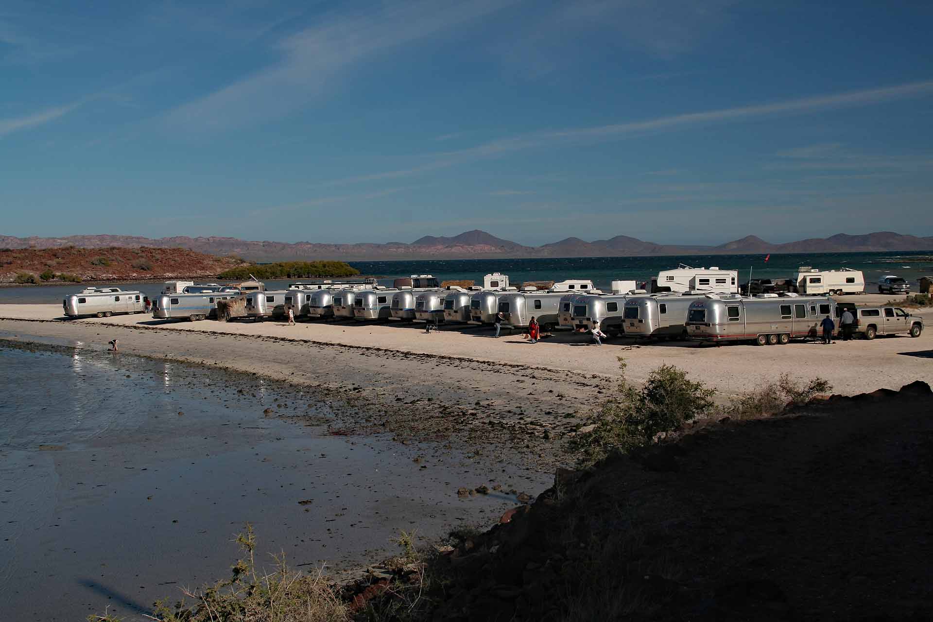 Baja California, Mexiko, Playa el Requesón an der Bahia Concepción - Für zwei Tage macht hier ein Airstream-Konvoi Halt