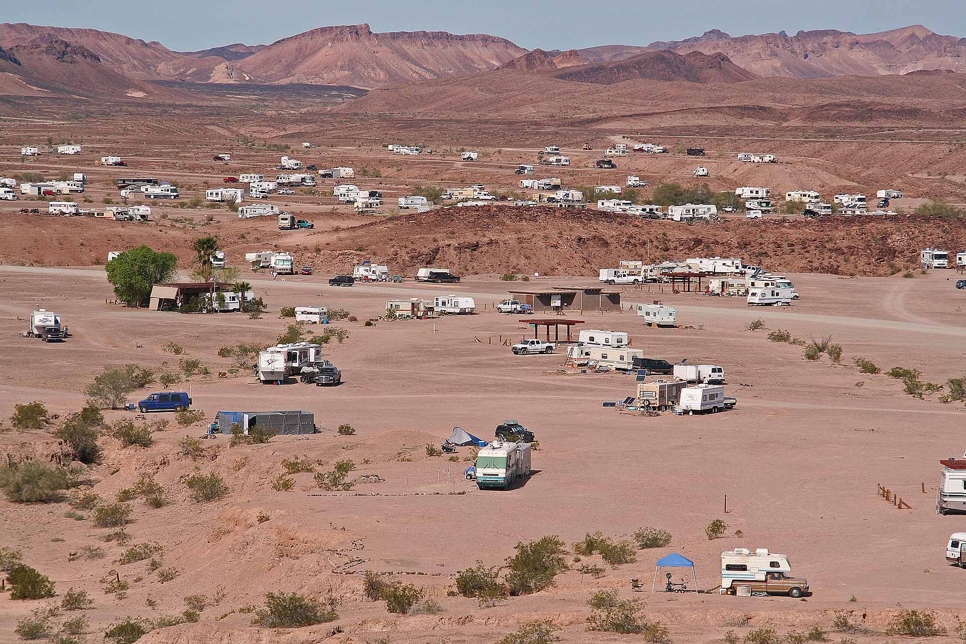 Winterhaven bei Yuma, AZ/CA - Longterm Camping Area - Die Snowbirds campen inzwischen in Scharen im weitläufigen Gelände der kalifornischen Wüste.