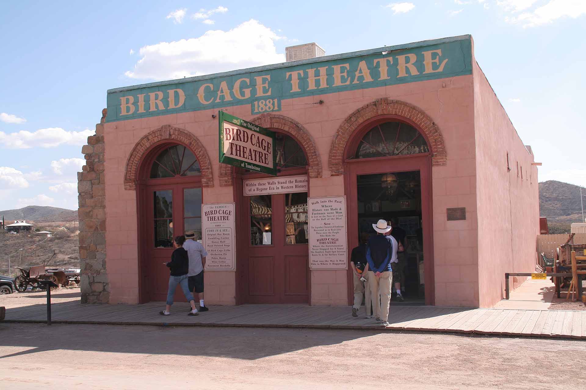 Tombstone, Arizona - Die Stadt, die zu zäh zum Sterben ist. - Im Bird Cage Theatre sind u. a. Doc Holidays Zahnarztinstrumente ausgestellt.