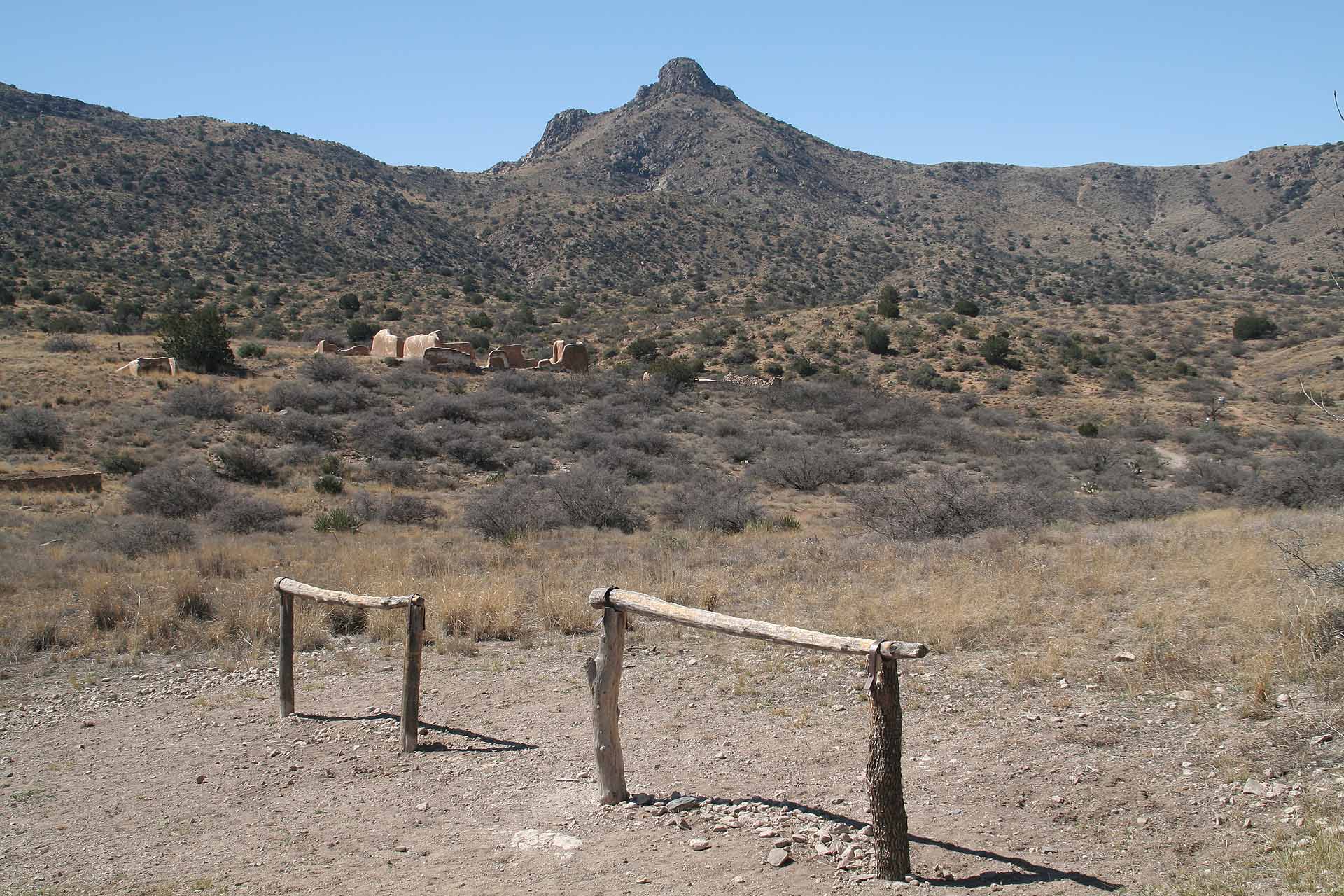 Der Apache Pass, Arizona - Fort Bowie - Von den Adobemauern sind nur ausgewaschene Reste übriggeblieben.