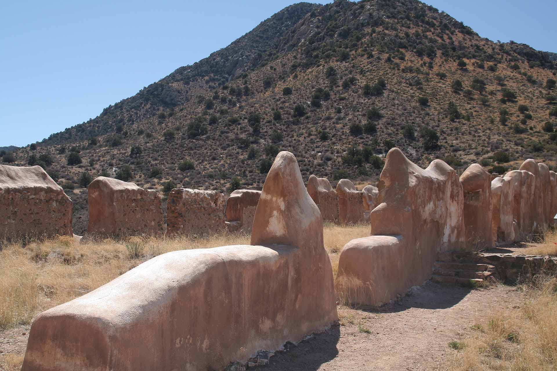 Der Apache Pass, Arizona - Fort Bowie - Von den Adobemauern sind nur ausgewaschene Reste übriggeblieben.