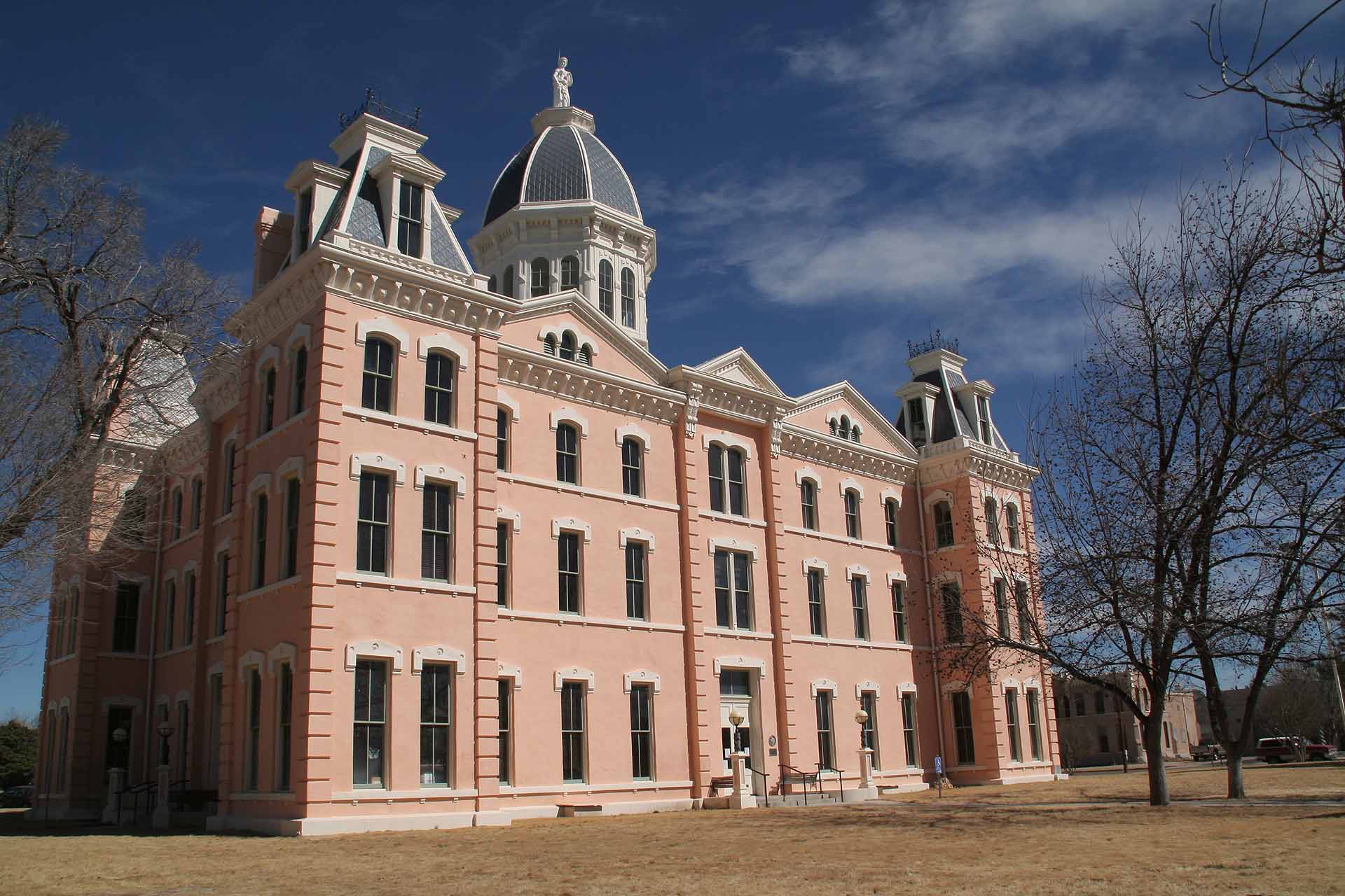 Marfa, West Texas - Marfa war schon fast eine Geisterstadt. Nun wurde auch das Rathaus renorviert
