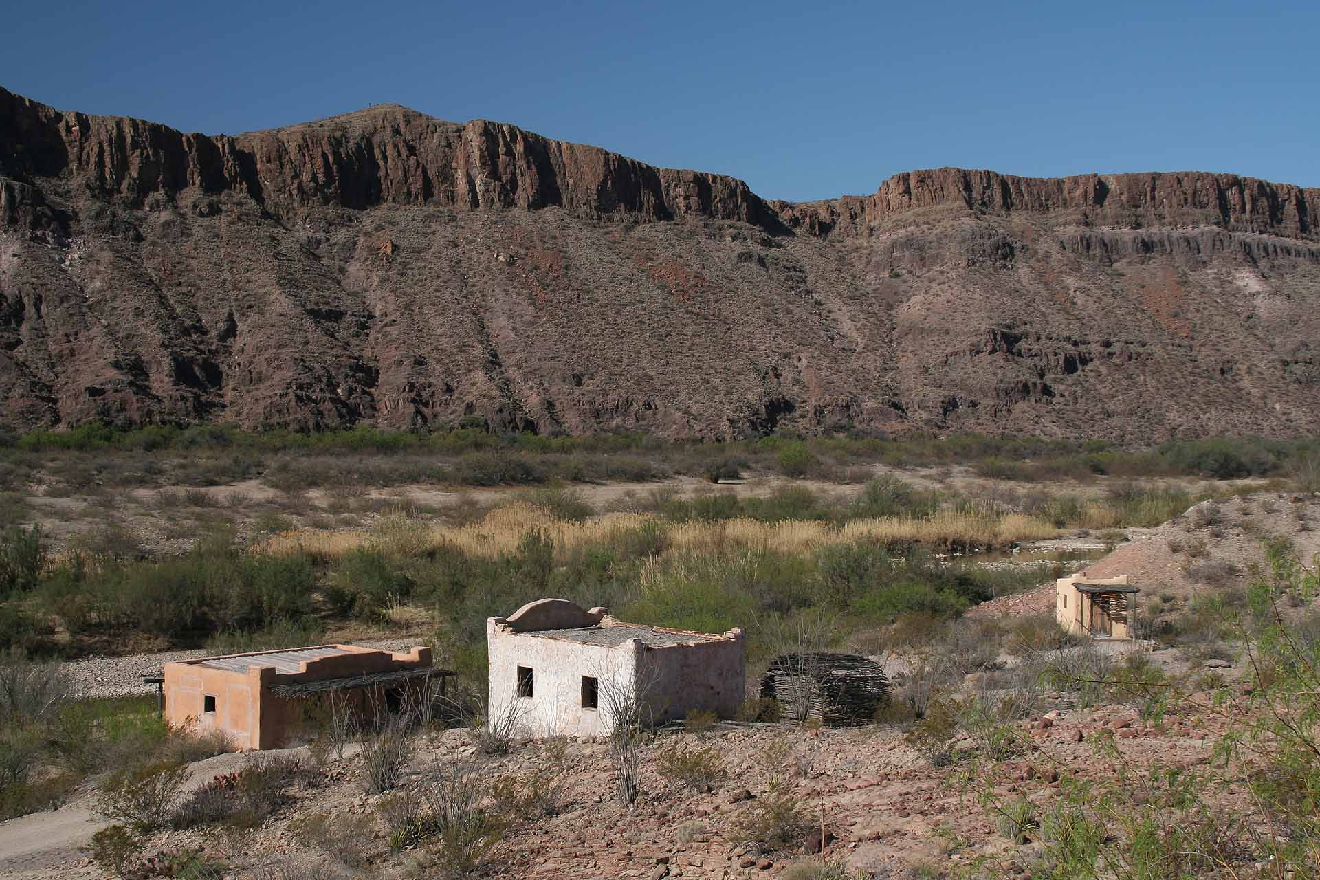 West Texas - Lajitas am Eingang zum Big Bend Nationalpark. Landschaft und Gebäude dienten als Filmkulisse.